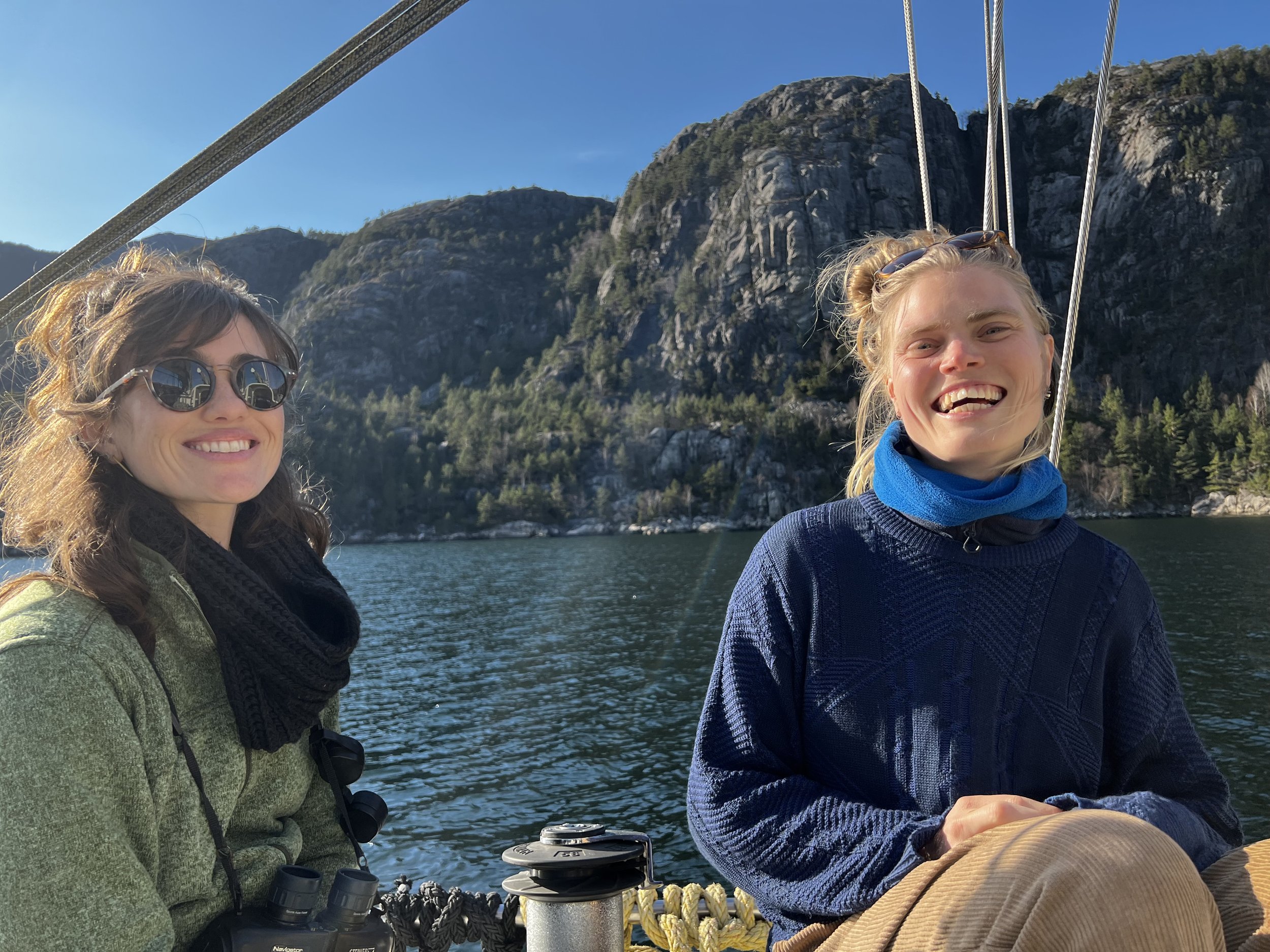  Raissa (left) and Hadassa enjoying the views. ©Belén Garcia Ovide 