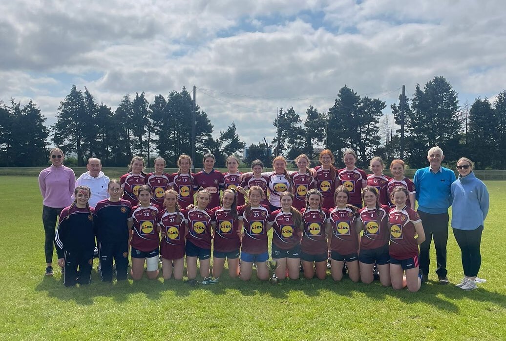 MUNSTER CHAMPIONS 🏆🏆🏆Classmates, club mates, sisters and friends, all connected through sport ❤️🏐Congratulations to this wonderful team who can now add MUNSTER CHAMPIONS to that list !! 
What a fantastic team performance today against Colaiste Fe