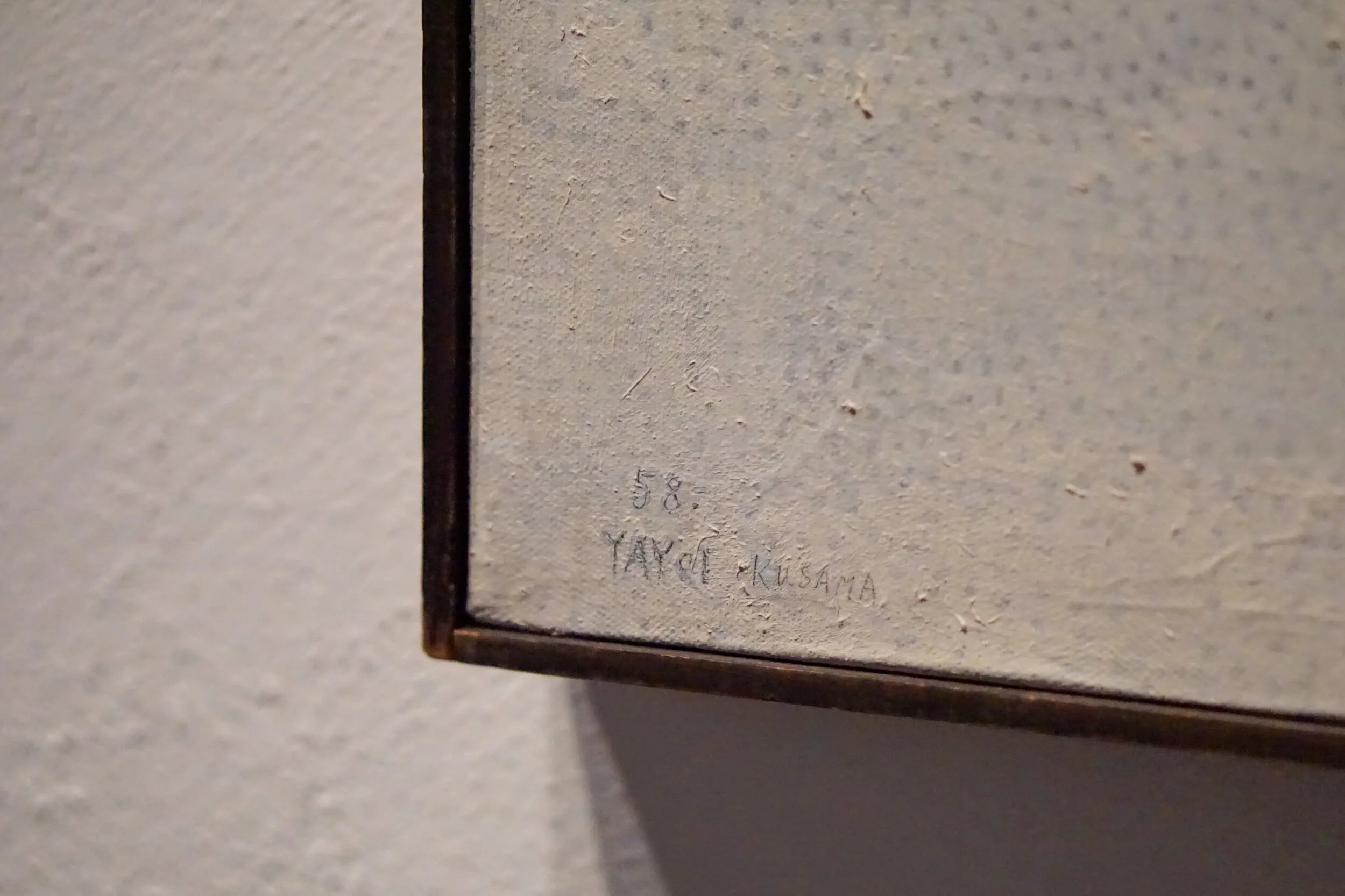 Foto de la firma de Yayoi Kusama