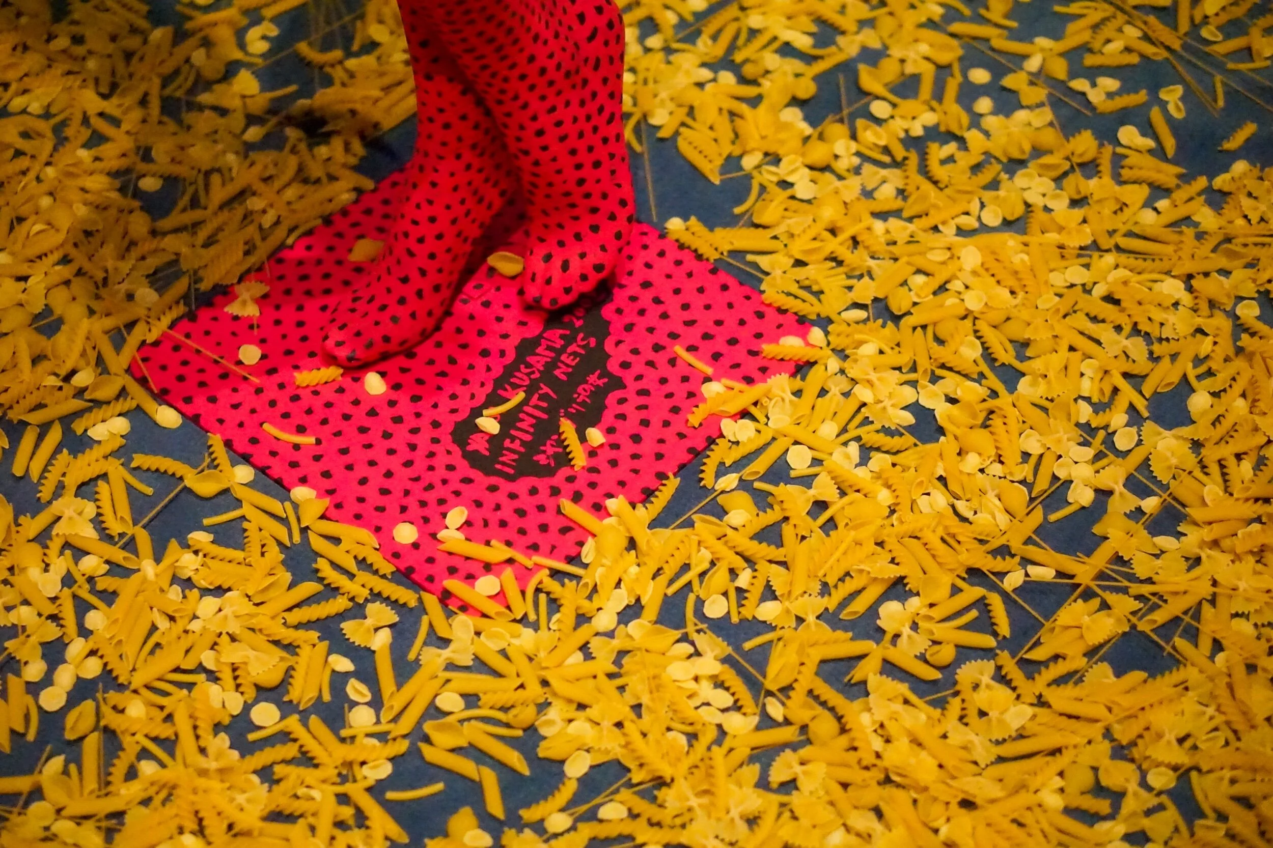 Firma en la obra Driving Image Show de Yayoi Kusama