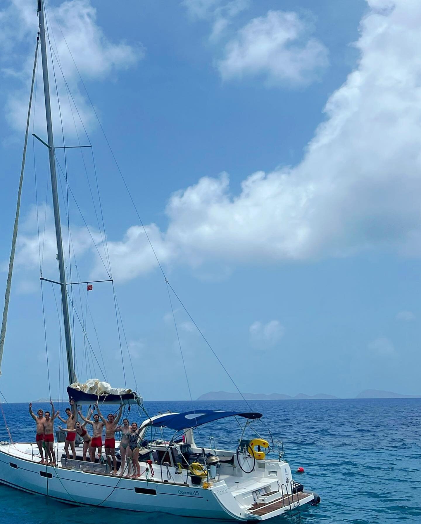 Throwback FRIDAY to this trip of a lifetime😍 
BVIS ✅ 
Buddies ✅ 
Boats ✅ 
(B)ineapples ✅ 

What more could ya ask for!
