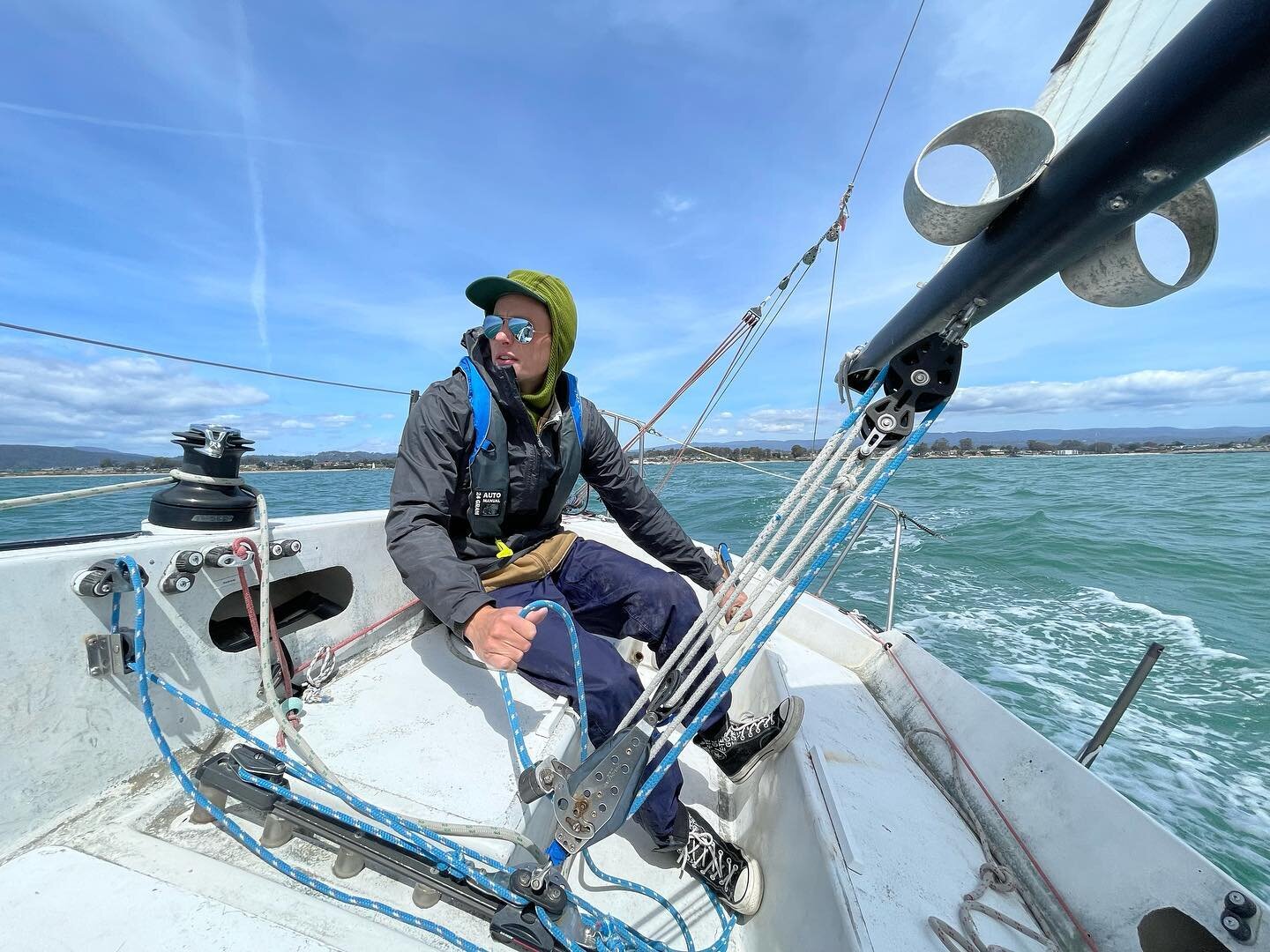 4/5/23 Quick trip up to Santa Cruz to practice sailing with friends, in &ldquo;normal&rdquo; 30+ kts conditions, with an extra hull 🤔, an extra motor, no motor at all, a real chart plotter, and via boat lift! 📸 Aboard Summer Breeze and Alegr&iacute