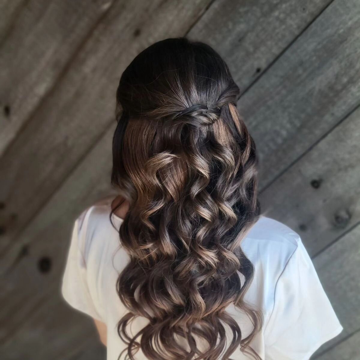 Brides love to add volume &amp; length with clip-in extensions. 
Hair: Amanda 
Extensions: @remedyhairextensions using color Chai Latte