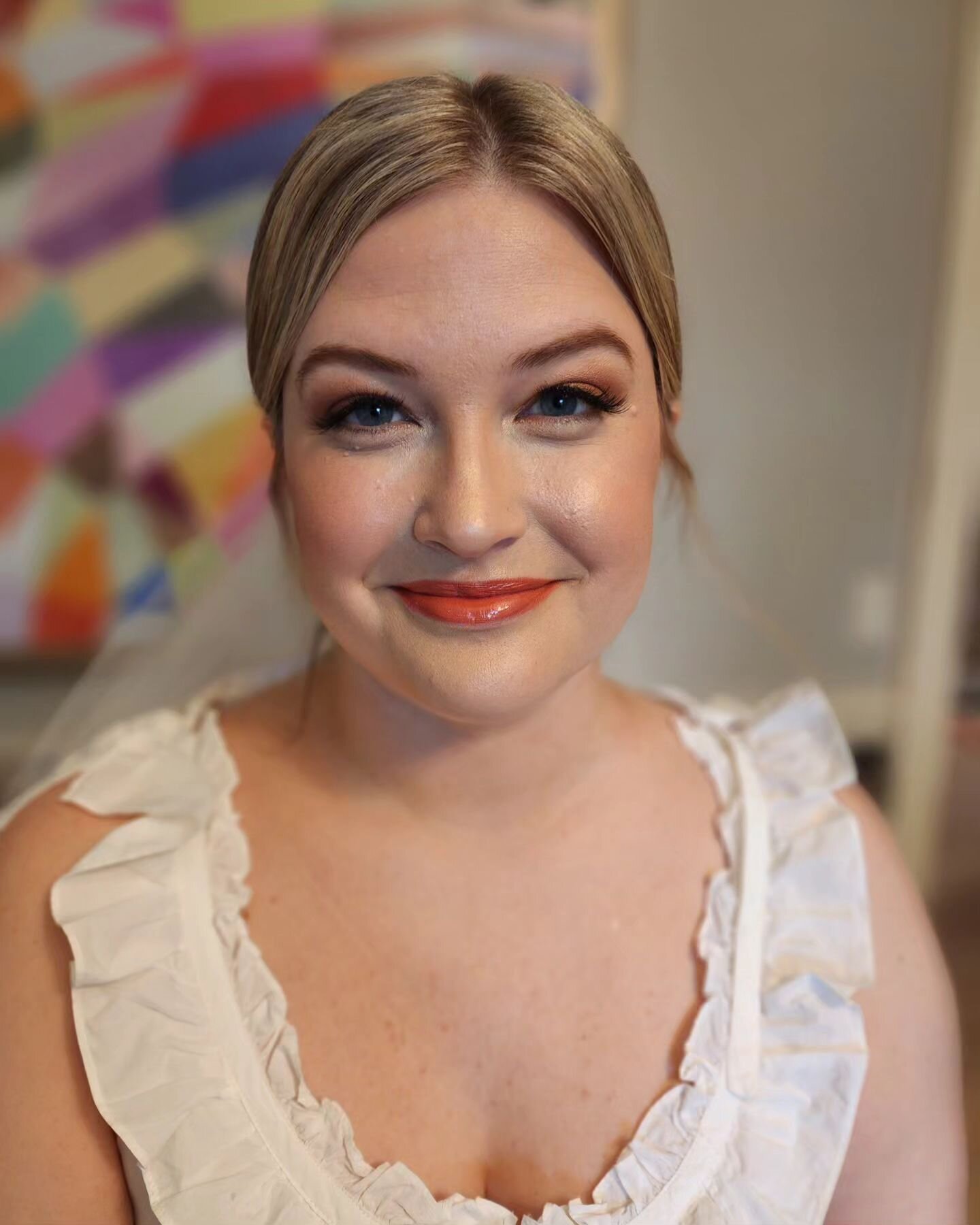 I'm obsessing over our brides entire vibe. Everyone in absolutely stunning (and fun vibrant) dresses, pops of color on the lips and shadows, butterfly clips, citrus accents, and the cutest @etsy veil.
Our bride is wearing @remedyhairextensions in col