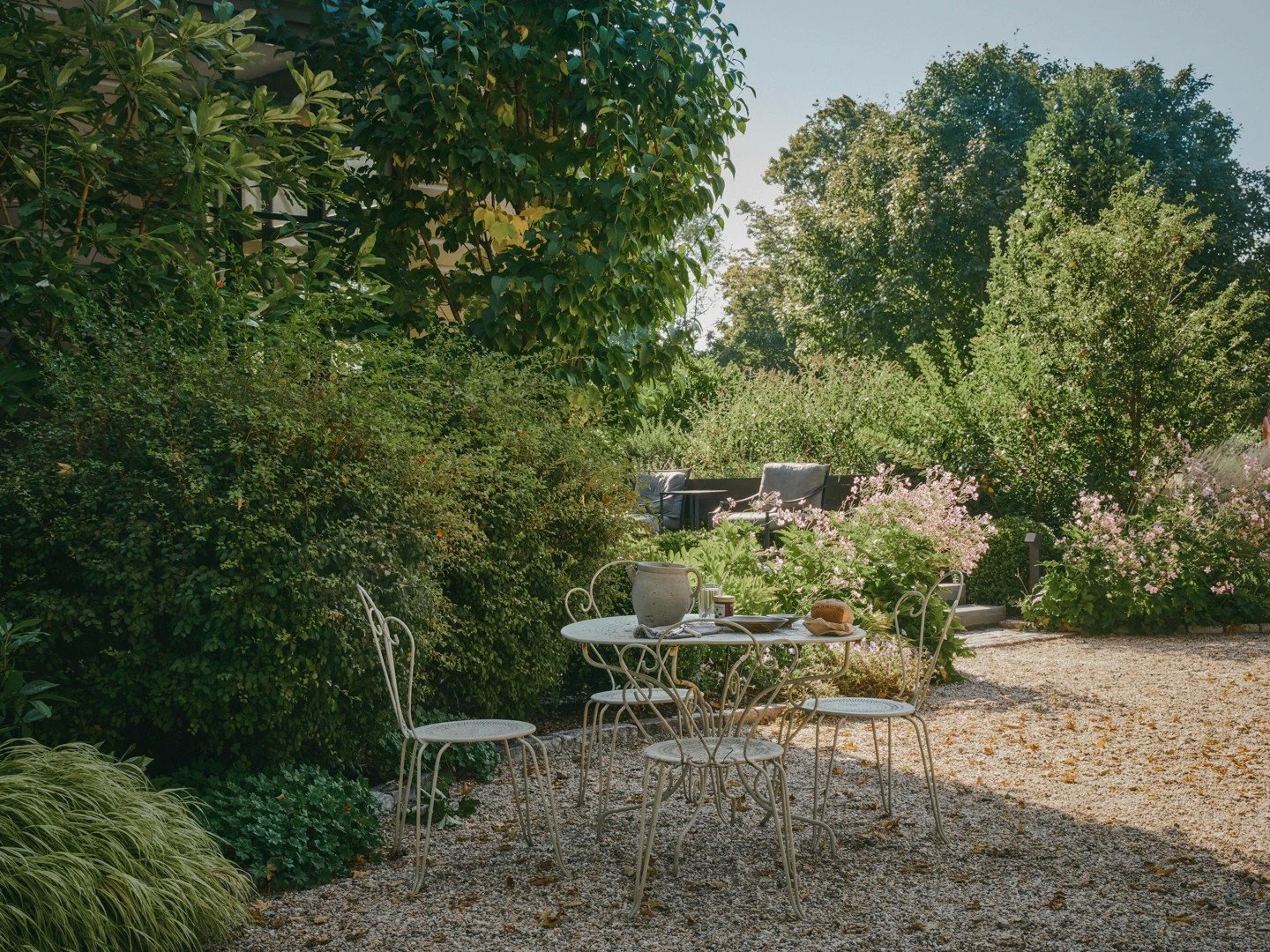 Peaceful moments within this country property, where planting softens every transition and brings a sense of quiet rhythm to the garden.

Around the house, Hakonechloa, Geranium, Spiraea, Magnolia and Lilac create layers of texture and structure, gen