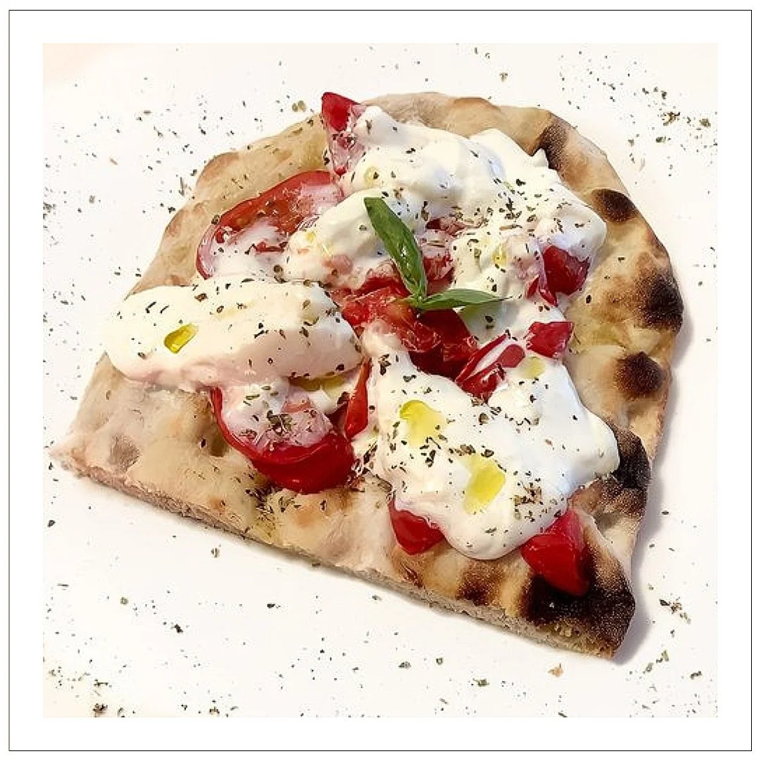 pinsa con pomodorini, bufala e basilico