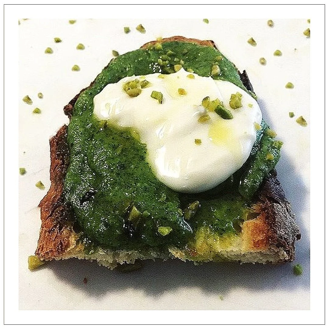 Bruschetta con pesto, crescenza e pistacchi