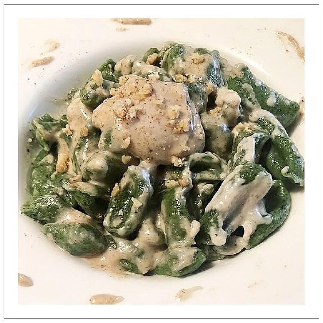 barchette agli spinaci con salsa di noci e pepe