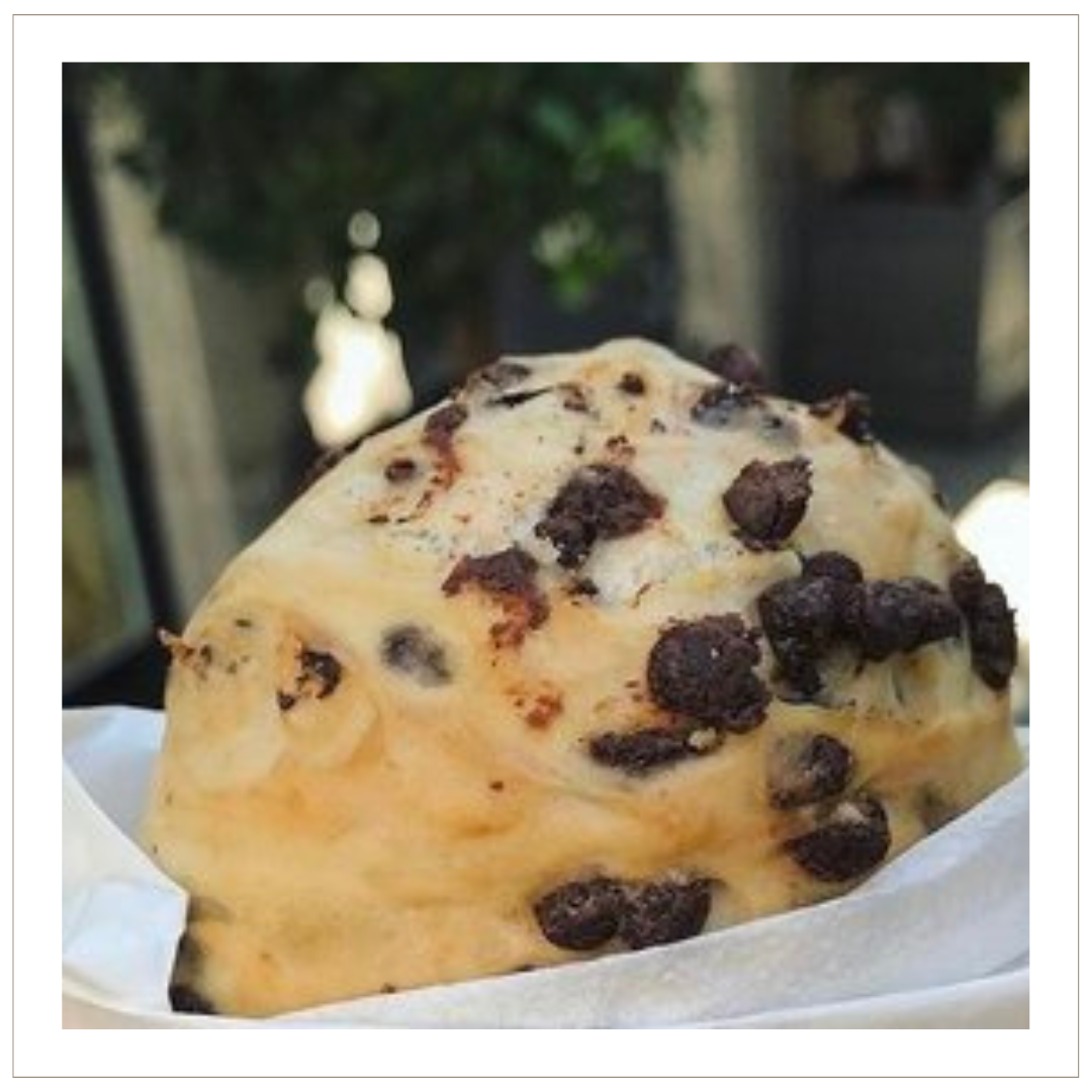pane con gocce di cioccolato. Panetteria Mercato, Milano.