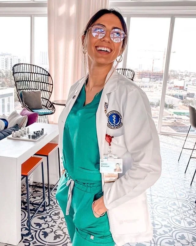 Hello! My name is Jessica (@pineapplejessi), I am a third year medical student. Currently on the road to becoming an emergency medicine physician. My goal is to inspire those around me to manifest optimal health through a balance in nutrition, fitnes