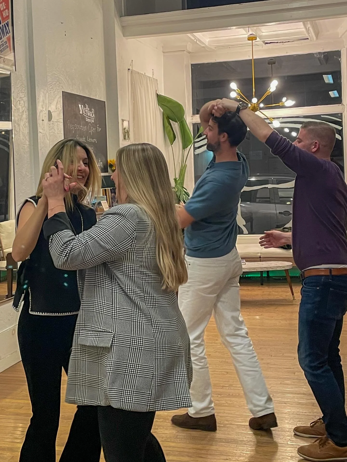 Impending snow ❄️ storms always make it seem like I can sit and undertake my camera backlog. 😅 From November ///
I highly recommend taking dance lessons when your friends from London pay a visit 😍 - It's an imaginative and sentimental way to grow y