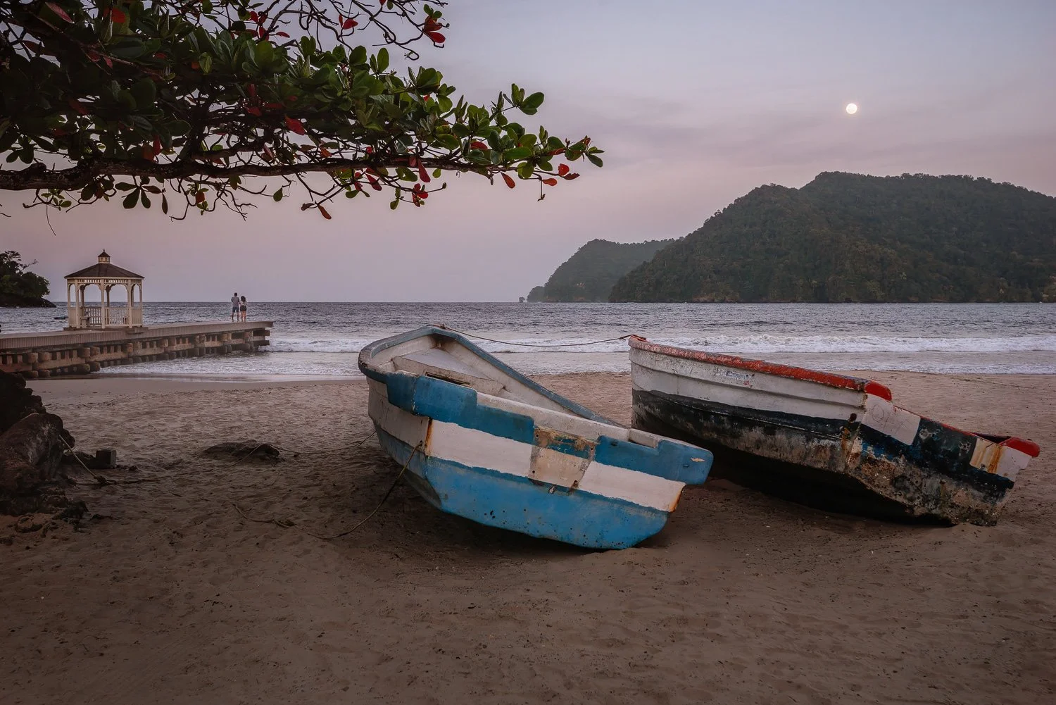 Image (ii) Quiet conversations.
A magical moment shared between a couple as they spent some quiet time at the head of the pier under the gaze of the rising moon, amidst the sounds of the incoming waves and blowing sea breeze. These are the moments th