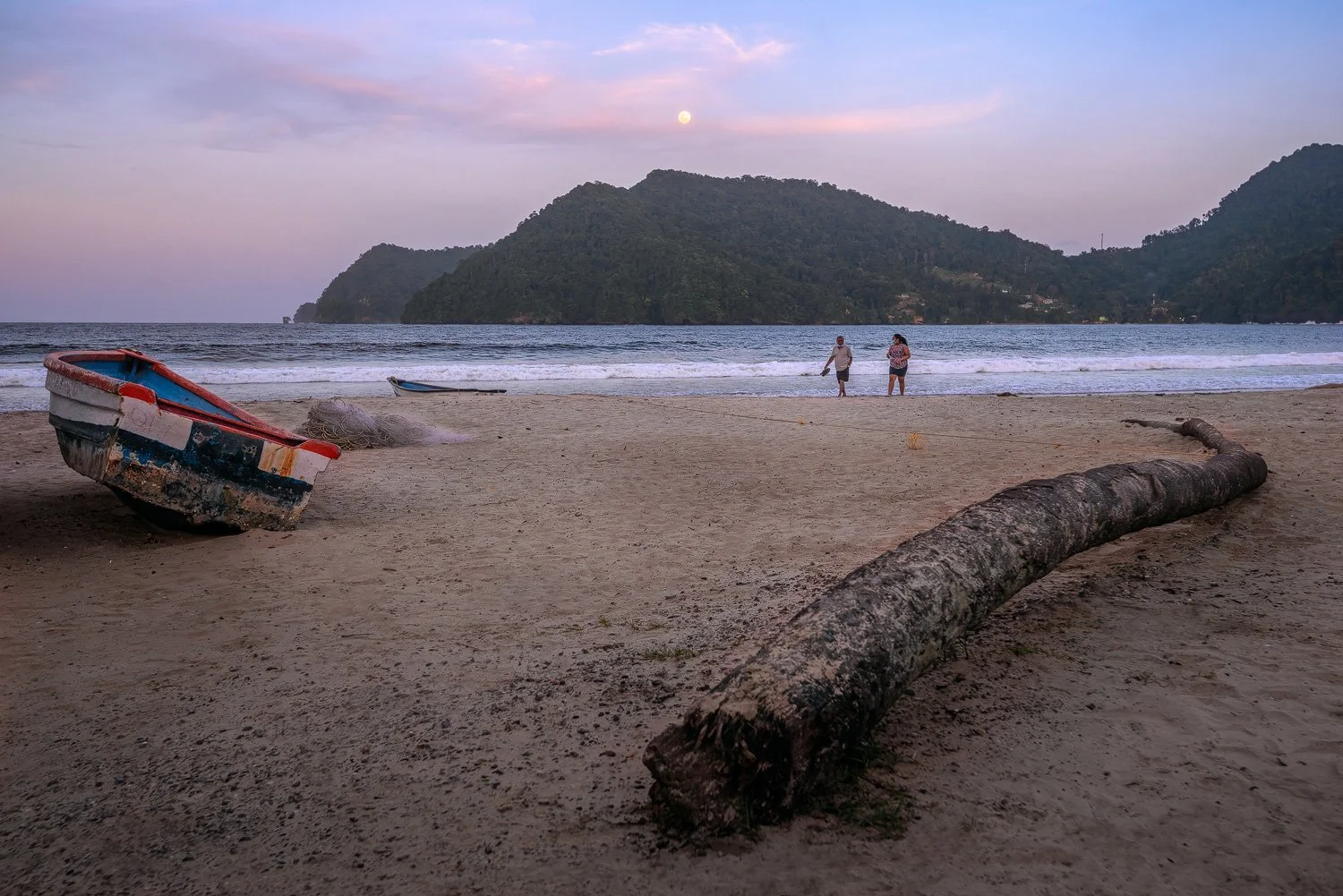 Image (i) A stroll unawares.
In this first image, I initially set out my composition based on prior planning for the moon’s intended position however this couple walked into the frame. Initially a bit perturbed by this, I subsequently embraced this o