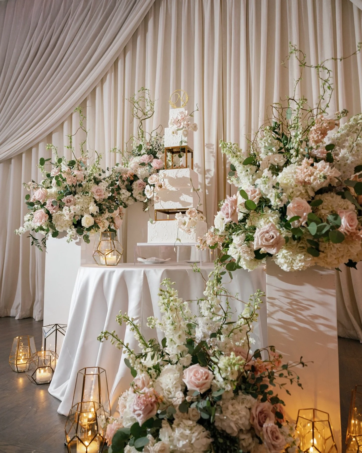 A few detail + candid favorites from Lauryn + Grayson&rsquo;s stunning reception last Spring at @vinoywed ✨
⠀⠀⠀⠀⠀⠀⠀⠀⠀
Venue/Bar/Catering: @vinoywed
Planning: @daysrememberedbynd
Photo: @dewittforlove
Florist: @2birdsevents
Cake: @handsonsweets 
Offic