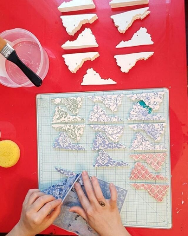 #workinprogresswednesday Working on the 2nd batch of clay bbys. 💖 This new design, that was wrongly sent to me in my order, turned out to be my fav. 🤷&zwj;♀️ #gabbygillart #bisqueware #wip #clayornaments