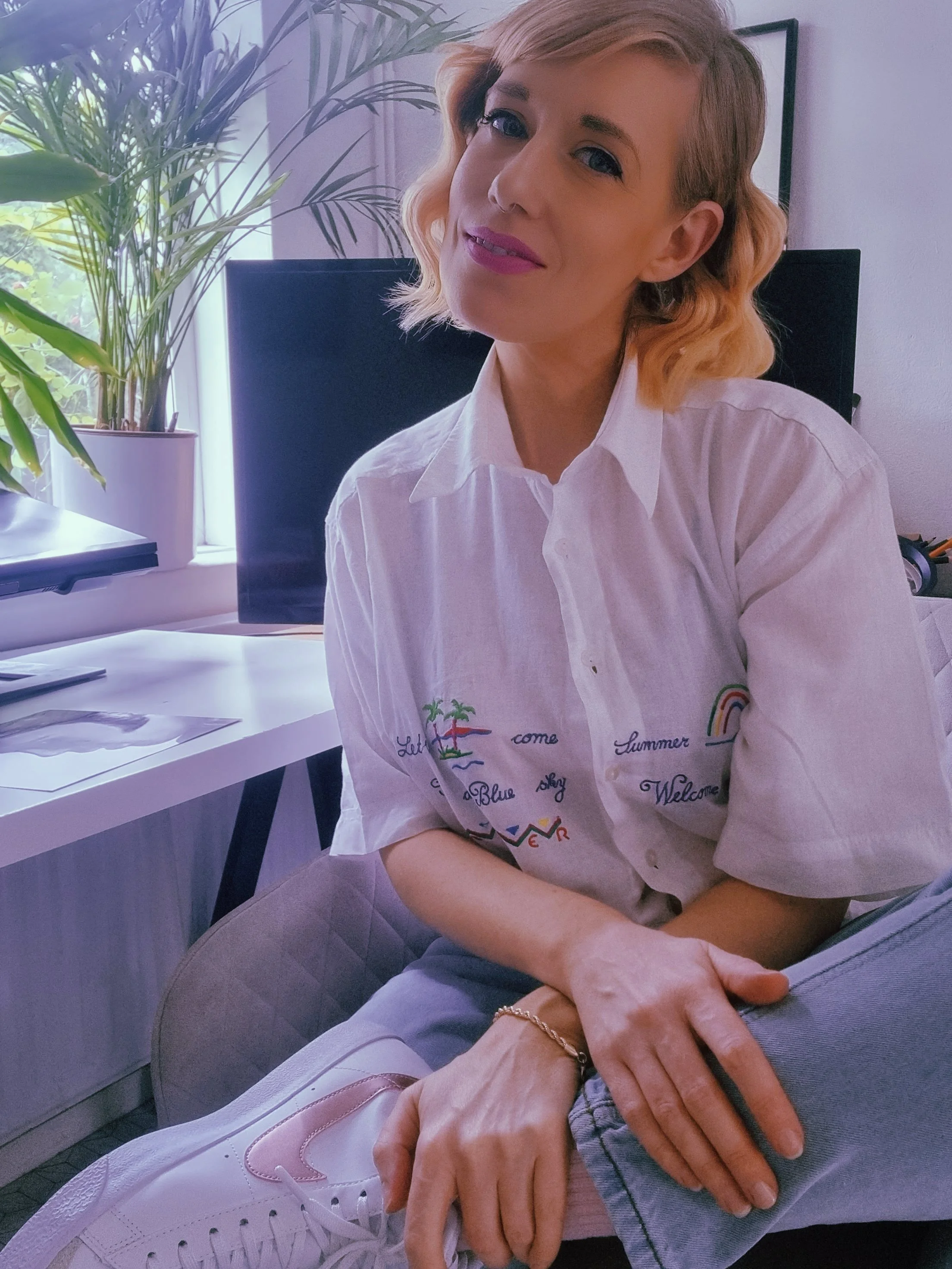 Kirsty Turner A pencil artist, sitting in her studio