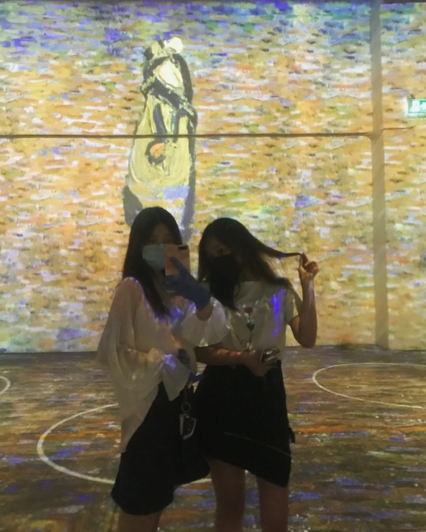 两位编外女团成员💅