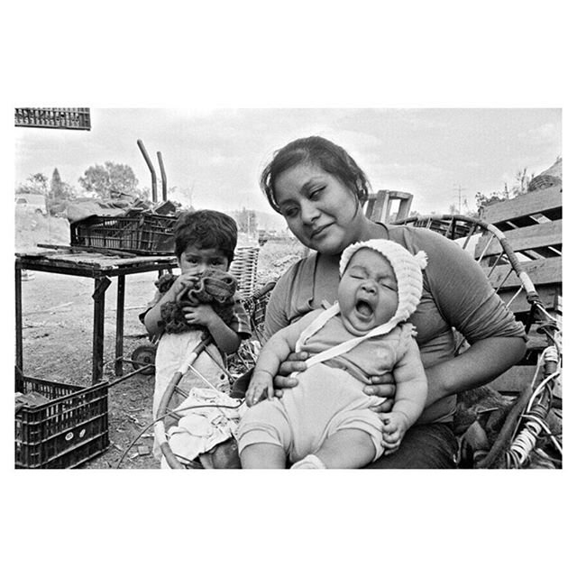 Un lugar seguro, no es un lugar que se debe de tomar como &ldquo;seguro&rdquo;, es una pieza en la que se maneja el concepto de &ldquo;deriva&rdquo;, en el sentido debordiano
de &ldquo;paso ininterrumpido a trav&eacute;s de ambientes diversos&rdquo;.