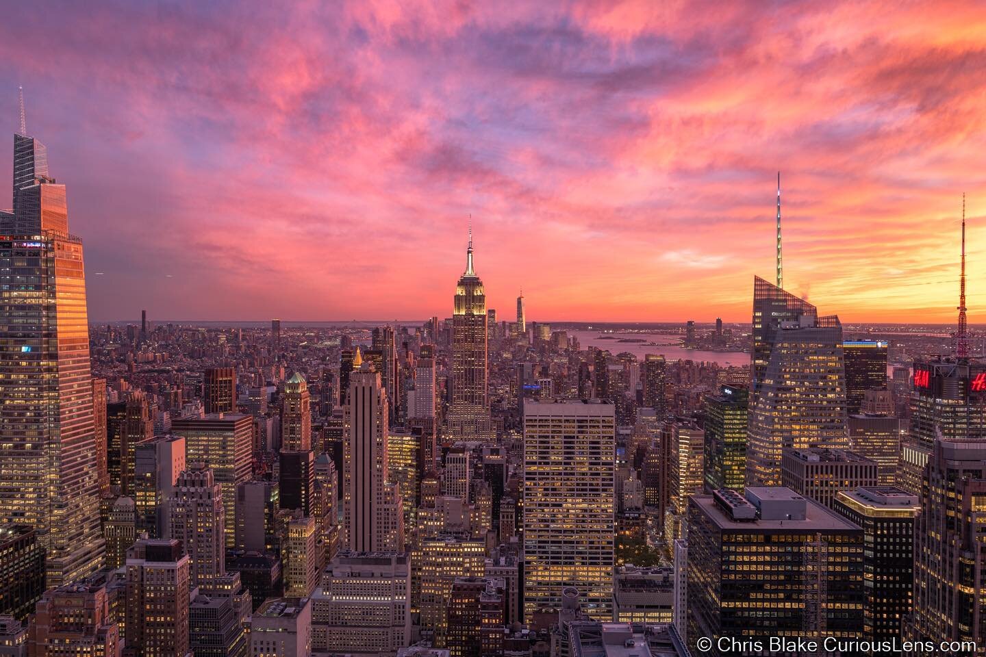 A stunning sunset from The Top of the Rock in New York City. 
.
.
.
Site: curiouslens.com
.
.
.
#newyork #newyorkcity #newyork_instagram #newyorkcitylife #topoftherock #topoftherocknyc #sunset #sunsetphotography #empirestatebuilding #oneworldtradecen
