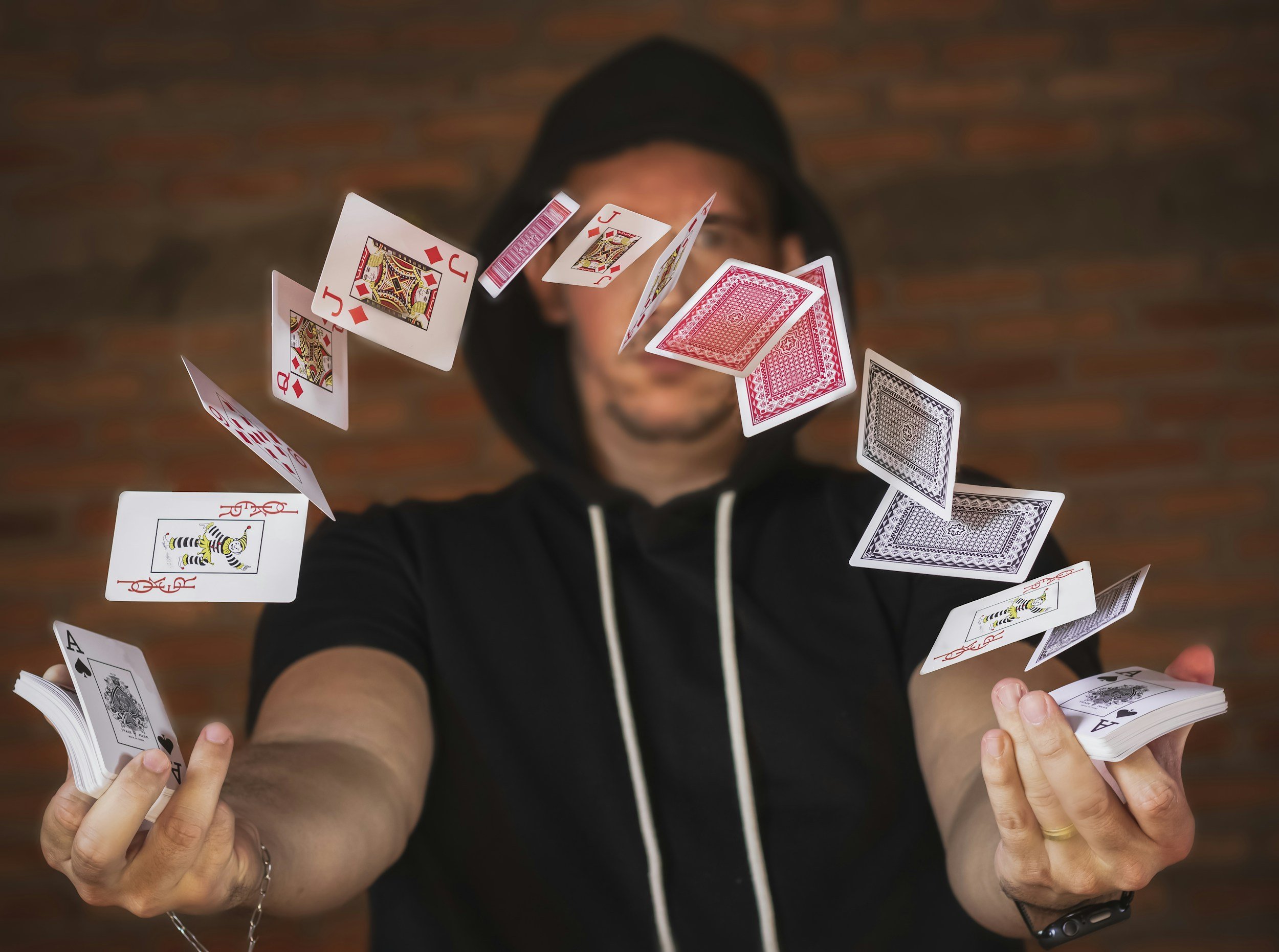 Virtual vs In-Person Magic Shows: Pros and Cons