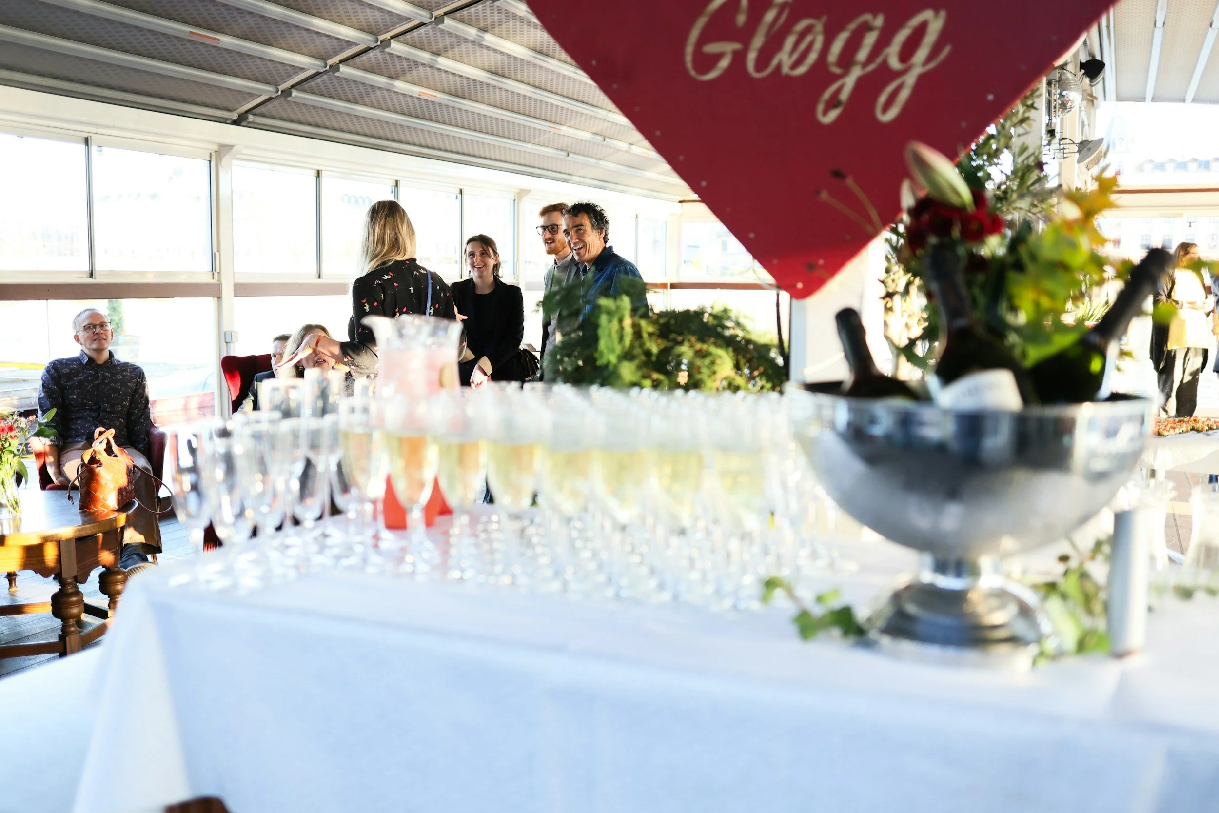 Top Reasons to Hire a Magician for Corporate Holiday Parties