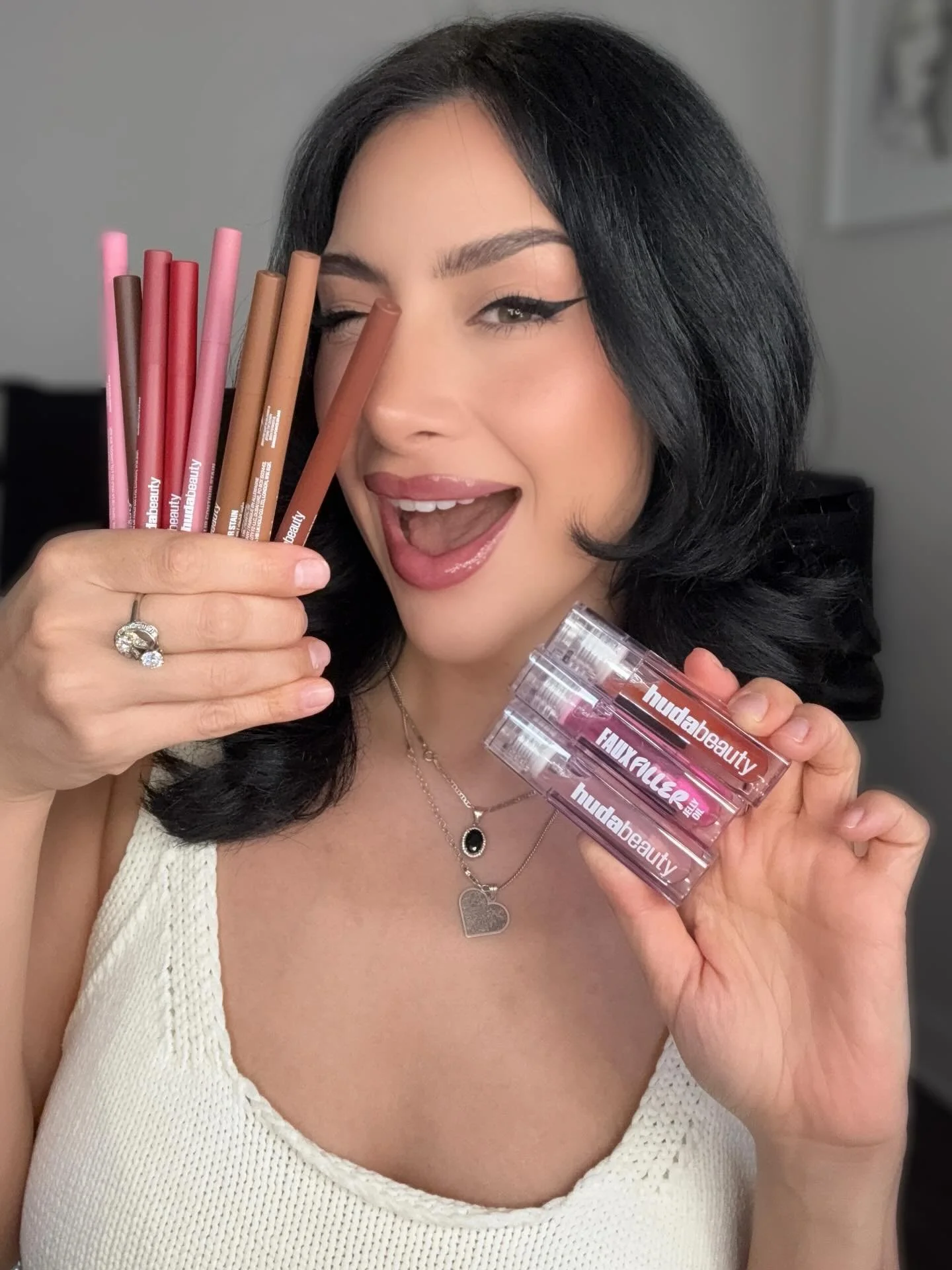 New on my @youtube channel ♡⁣⁣⁣⁣⁣⁣⁣⁣⁣⁣⁣⁣⁣⁣⁣⁣⁣⁣⁣⁣⁣⁣⁣⁣⁣⁣⁣⁣⁣⁣⁣⁣⁣

GOT A NEW PR BOX FROM @hudabeauty 😍❤️! THANK YOU SO MUCH!

I&rsquo;m here to review and give you all my honest feedback on the new LIP CONTOUR STAIN from Huda Beauty!

Link in the BIO ♡ 