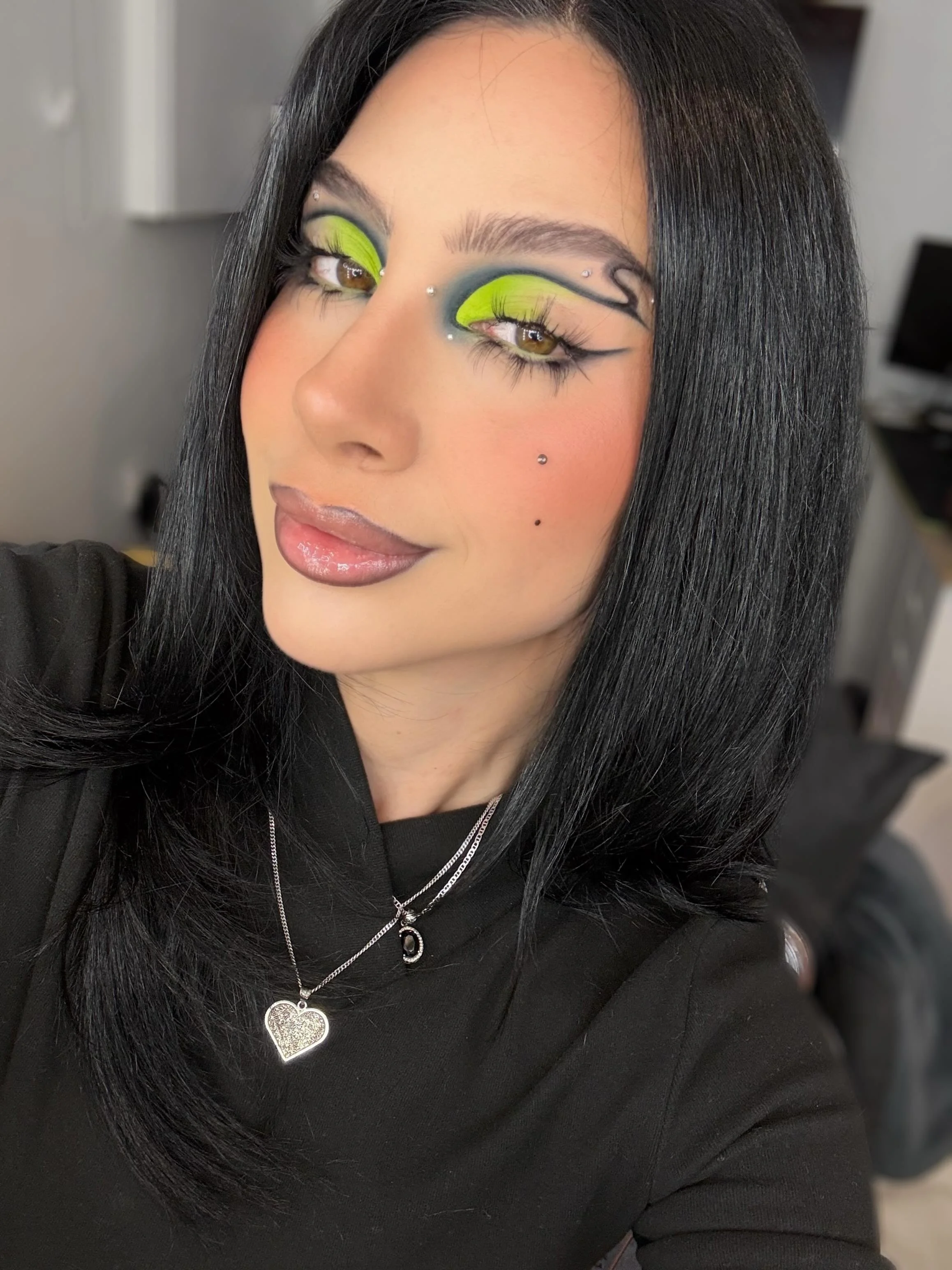 New video on my @youtube channel ♡⁣⁣⁣⁣⁣⁣⁣⁣⁣⁣⁣⁣

I found this picture (see last picture) and all I was thinking is that I need it on my face 💚!
Here&rsquo;s the link of the inspiration picture : 
https://ca.pinterest.com/pin/441352832255706100/

I wa