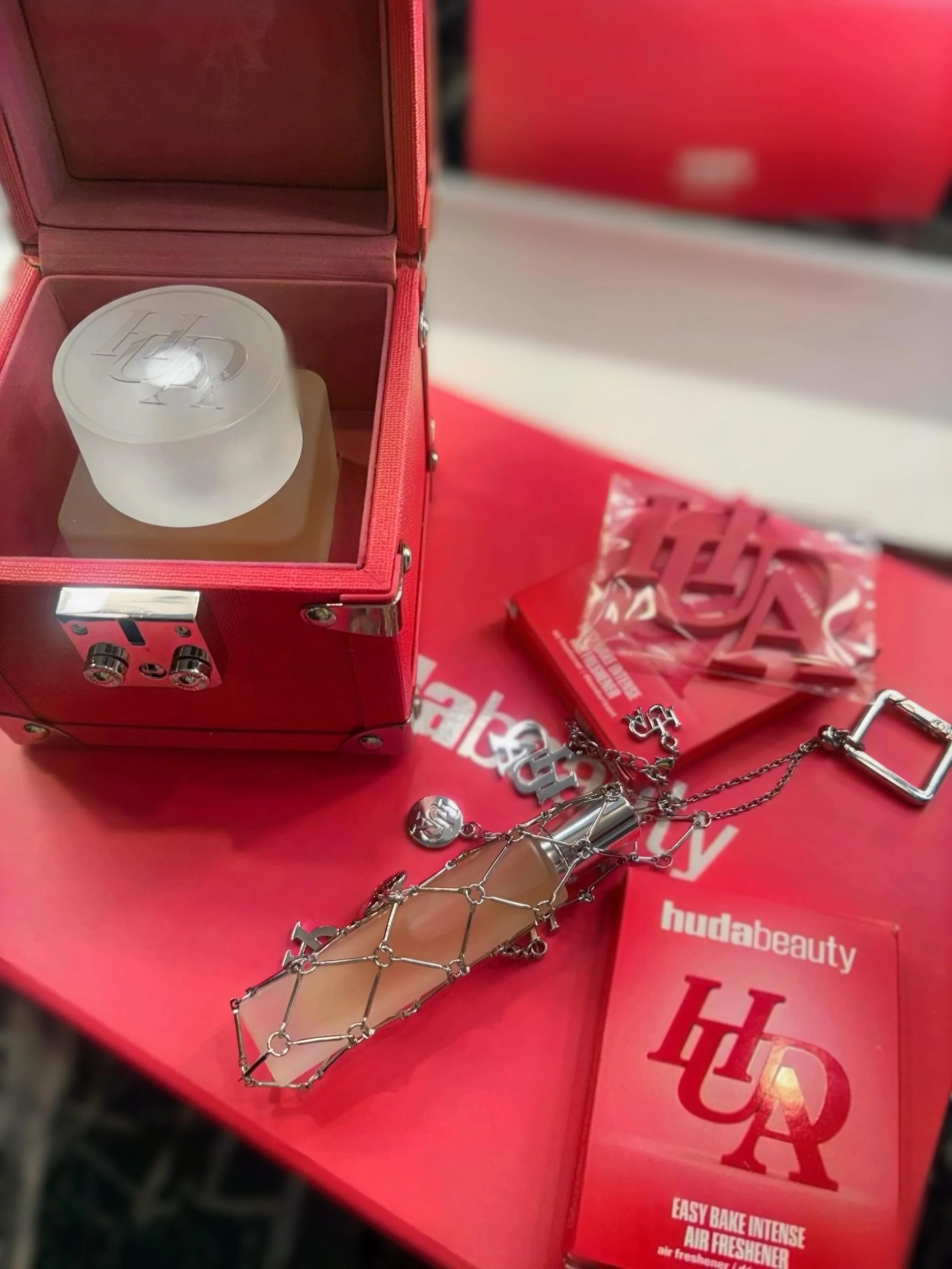 New video on my @youtube channel ♡⁣⁣⁣⁣⁣⁣⁣⁣⁣⁣⁣⁣

The NEW @hudabeauty Perfum is FINALLY here!!! I&rsquo;m super excited to be unboxing the PR box with you all and giving you my TOP and HONEST review of the EASY BAKE INTENSE 💖

Perfume notes are:
🍒 Wi
