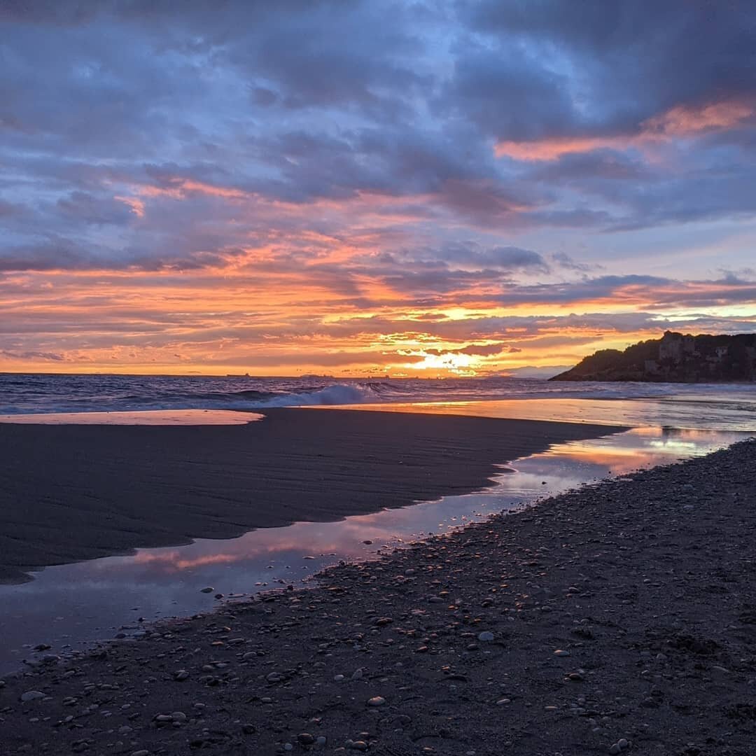 #Light_and_colour #mar_y_cielo #sonnenunterg&auml;nge  #untergehen_auferstehen #tiefrot #tiefblau #puestadesol  #reflection  #reflection_in_a_golden_eye