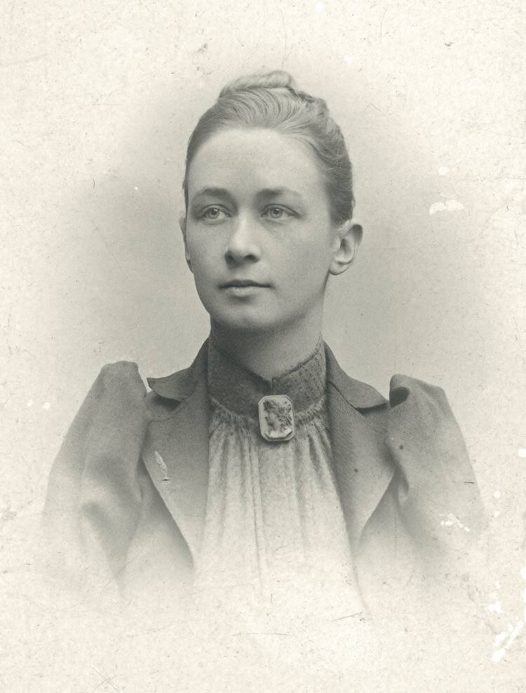 Hilma_af_Klint, porträt von 1901.jpg