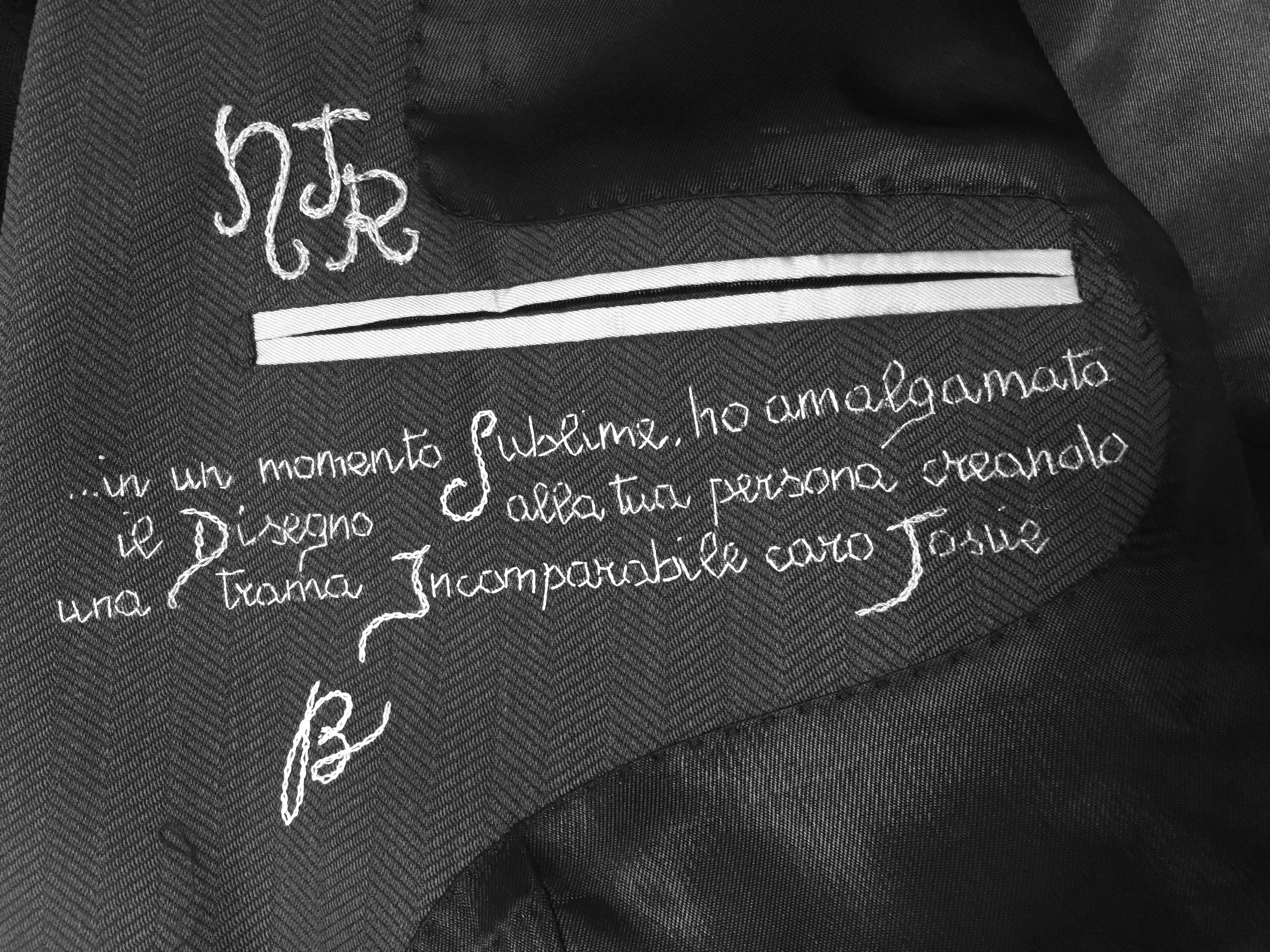 Etichetta di una giacca con scritta in italiano che dice: "in un momento fubilez, ho ammagato le Digne e traine, trasparabile come Tovus".