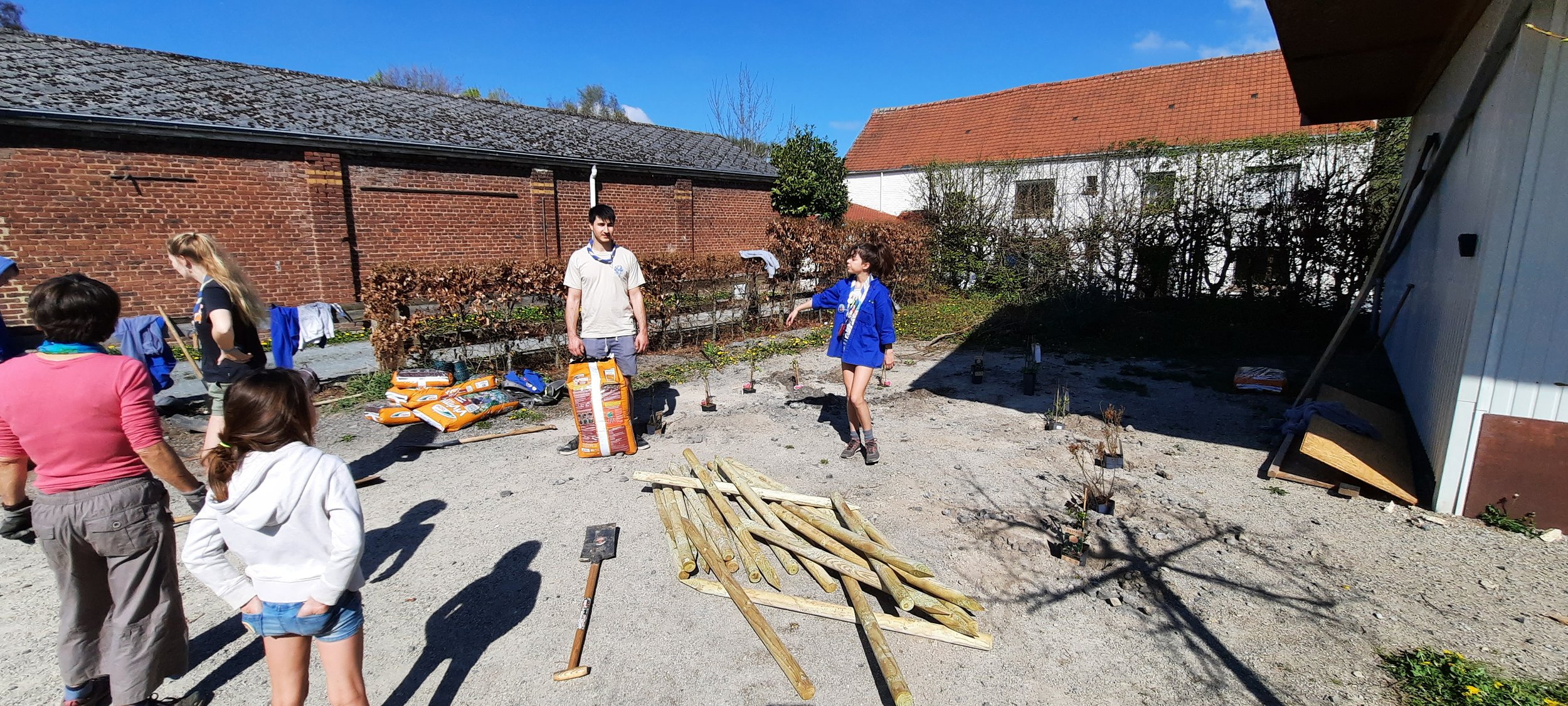 Plantation d'arbustes fruitiers avec l'aide précieuse de Diane !