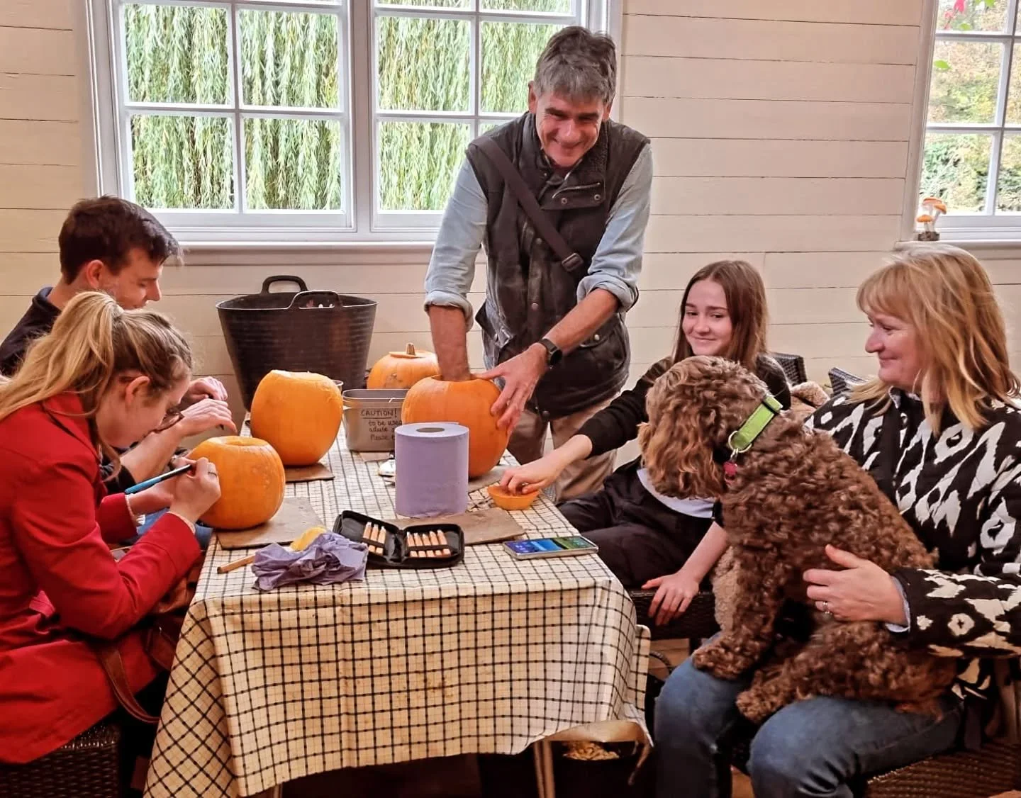 One of the things I love most about pumpkin carving is that it's a whole family activity and that's quite rare:  Look how invested this doggo is !!

The Pumpkin Festival: Everyone welcome !!! 

________________________________________________________