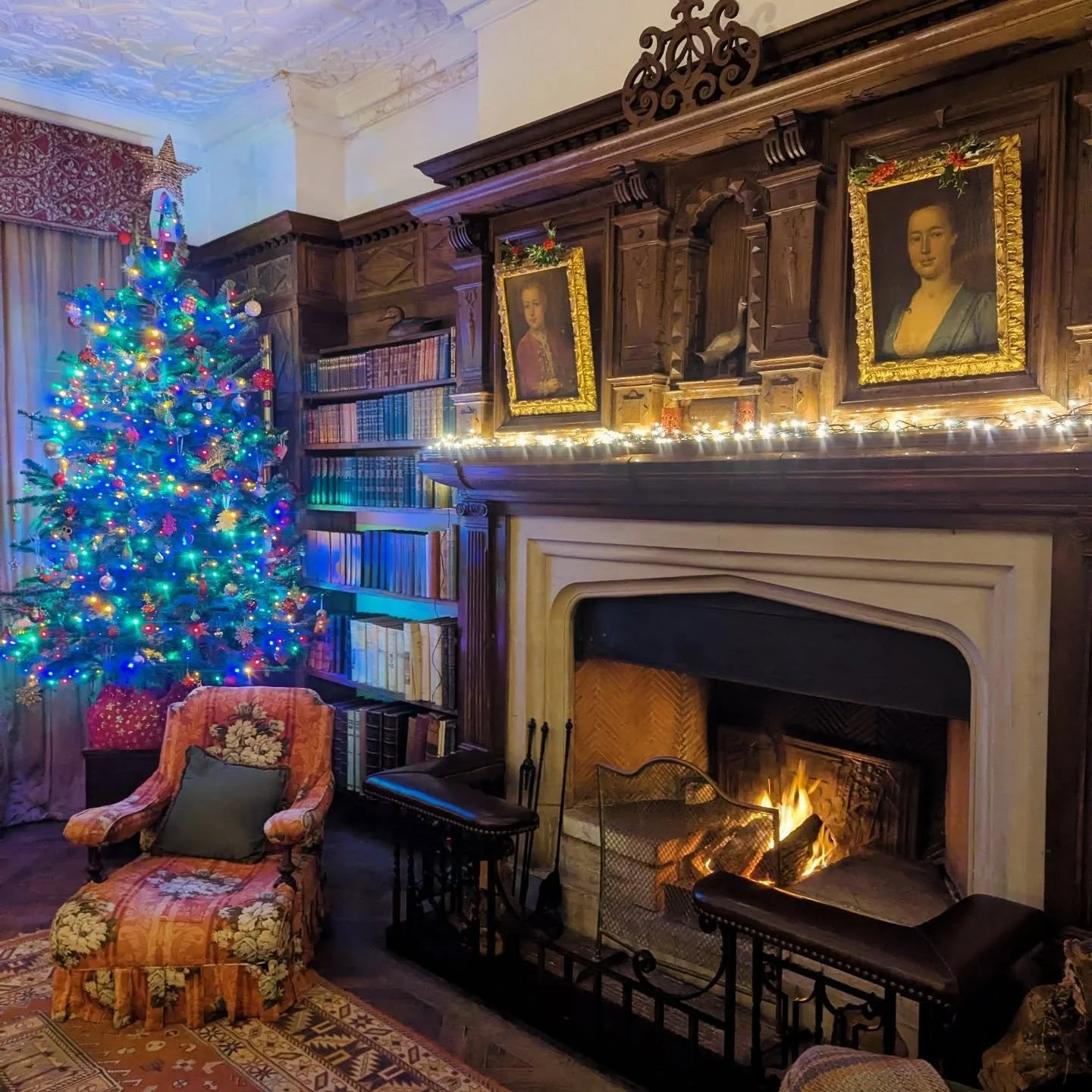 This week we welcomed all our wonderful staff and volunteers for a wholesome evening of carols around the piano, with some delicious food and a few glasses of bubbly.

 The house looked so magical and twinkly, and now we are all feeling delightfully 