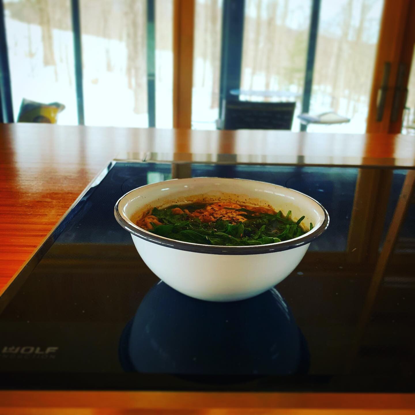 One person ramen noodle cooking. Recently, I discovered that I can cook in my enamel bowls. Quick to prepare, quick to clean up! #enamelcookware #enamelware #enamelcampingcup #campcooking #merri #lazyideas #ecofriendlycooking