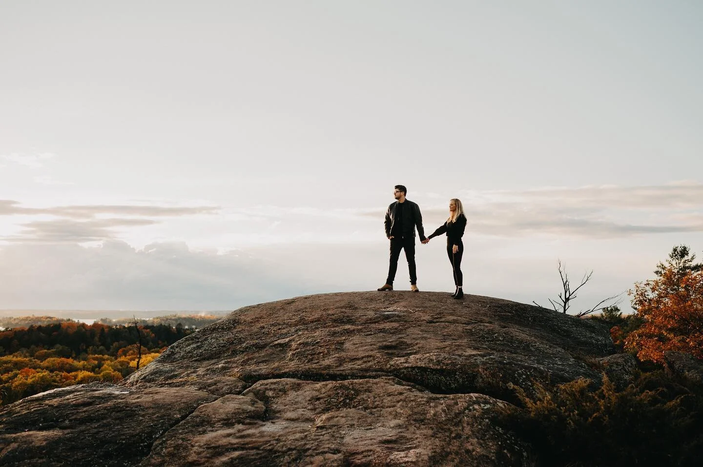 all the feels & a view wowowow it is 🍁 
Falling more and more in love with this magical area and all the land and views have to offer 🇨🇦 
Who’s ready to get out there next with me and my camera?? 🎥 🎞