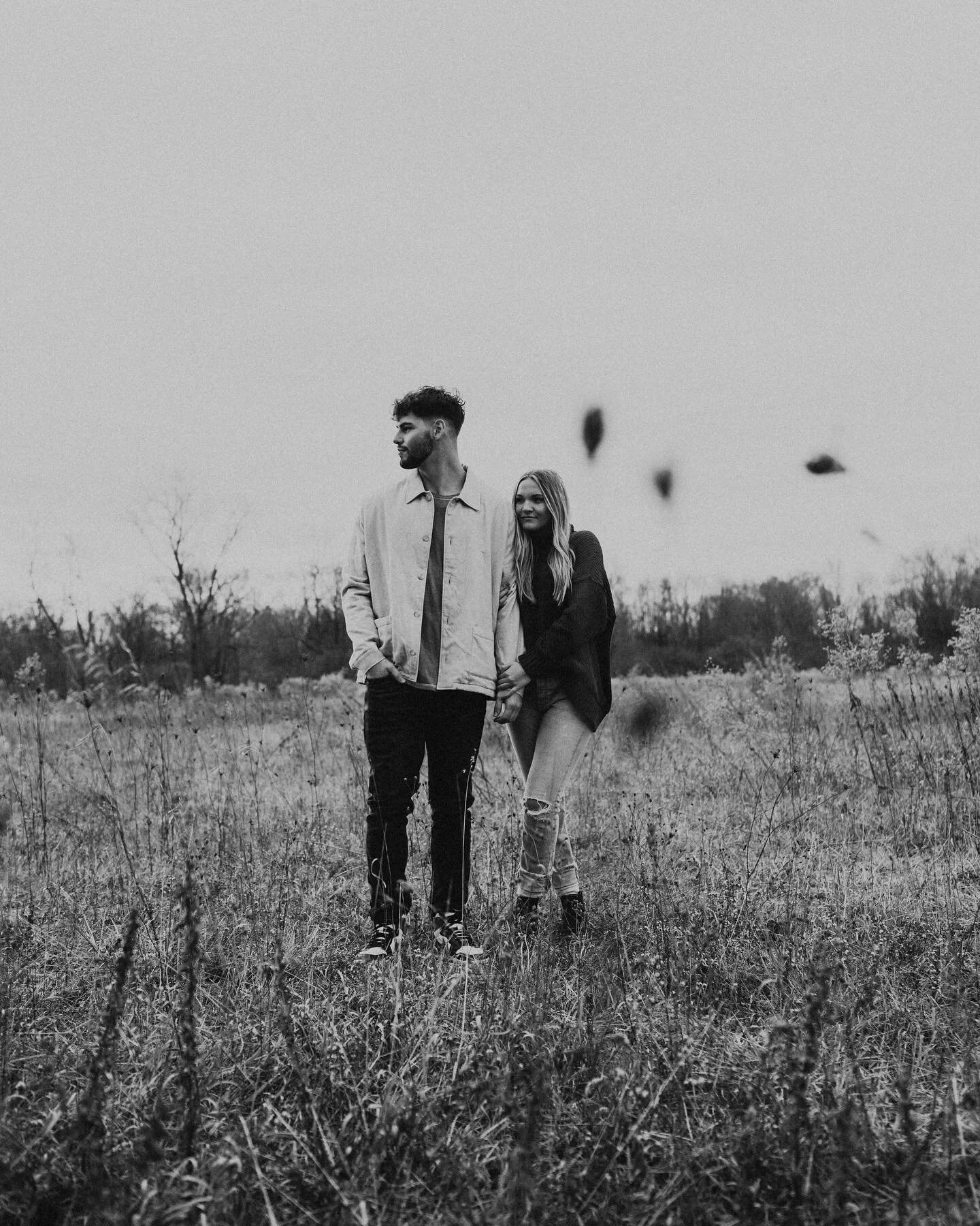 Love love loved photographing these two lovers 🤍 
Sharing these Black + white dreamy images with you because I’m obsessedddd. 
Every season is photo session!!!