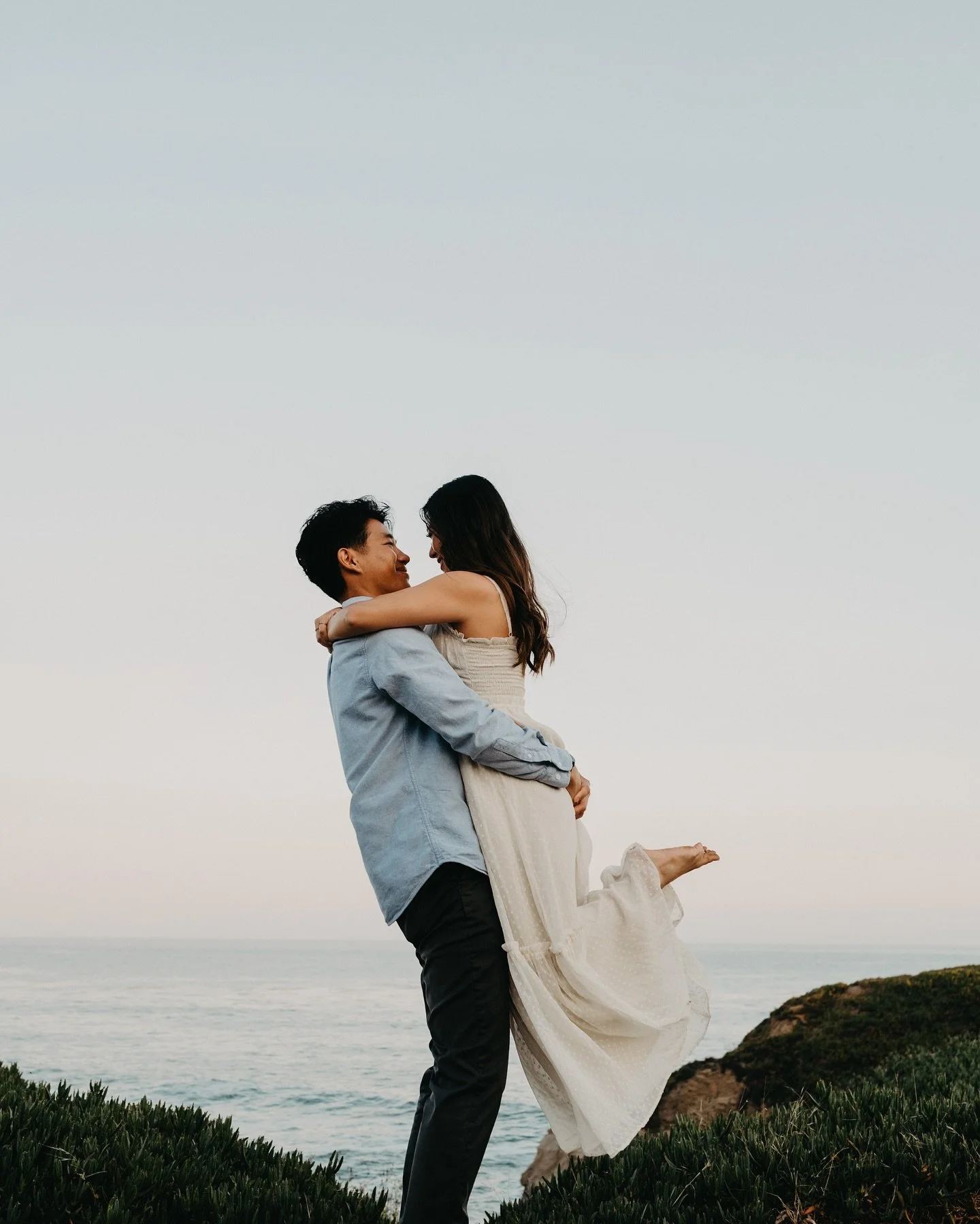 chasing golden sunshine on the coast with these cuties🌅💛🧡✨💫 

Jessica &amp; Nathan&rsquo;s love was so so sweet to capture !!!