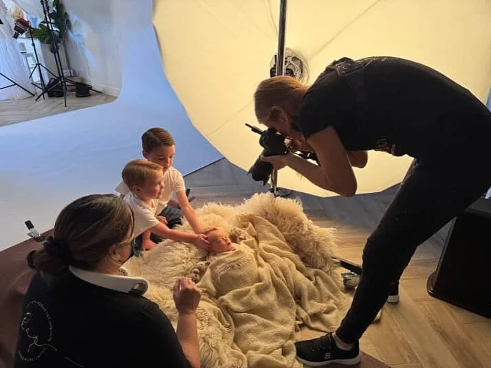 A little #bts for ya this Friday! Behind every photo is a little moment of magic, patience, love, and a whole lot of baby snuggles 🥰 
✨ This is your sign to book your own newborn session! Expecting soon? My newborn calendar fills up early reserve y