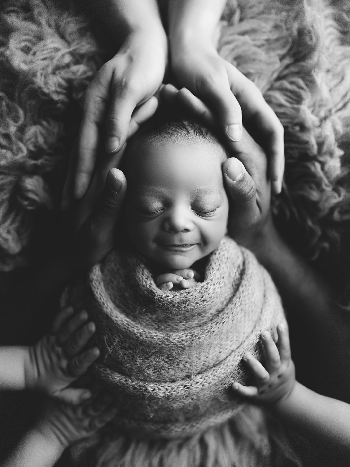❤️ Held by love before he even knew the world

📸 This season passes so quickly&hellip; Newborn sessions are best when baby is around two weeks old. Booking early&hellip; during your second trimester&hellip; helps make sure these moments aren&rsquo;t