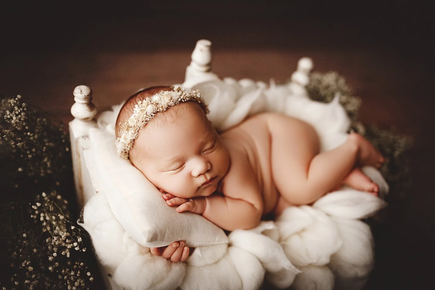 ✨A calm, cozy, and safety-focused experience from start to finish.

Newborn sessions are designed to be relaxing and baby-led, allowing time for soothing, feeding, and snuggles. For optimal posing and sleepiness, sessions are best around two weeks ol