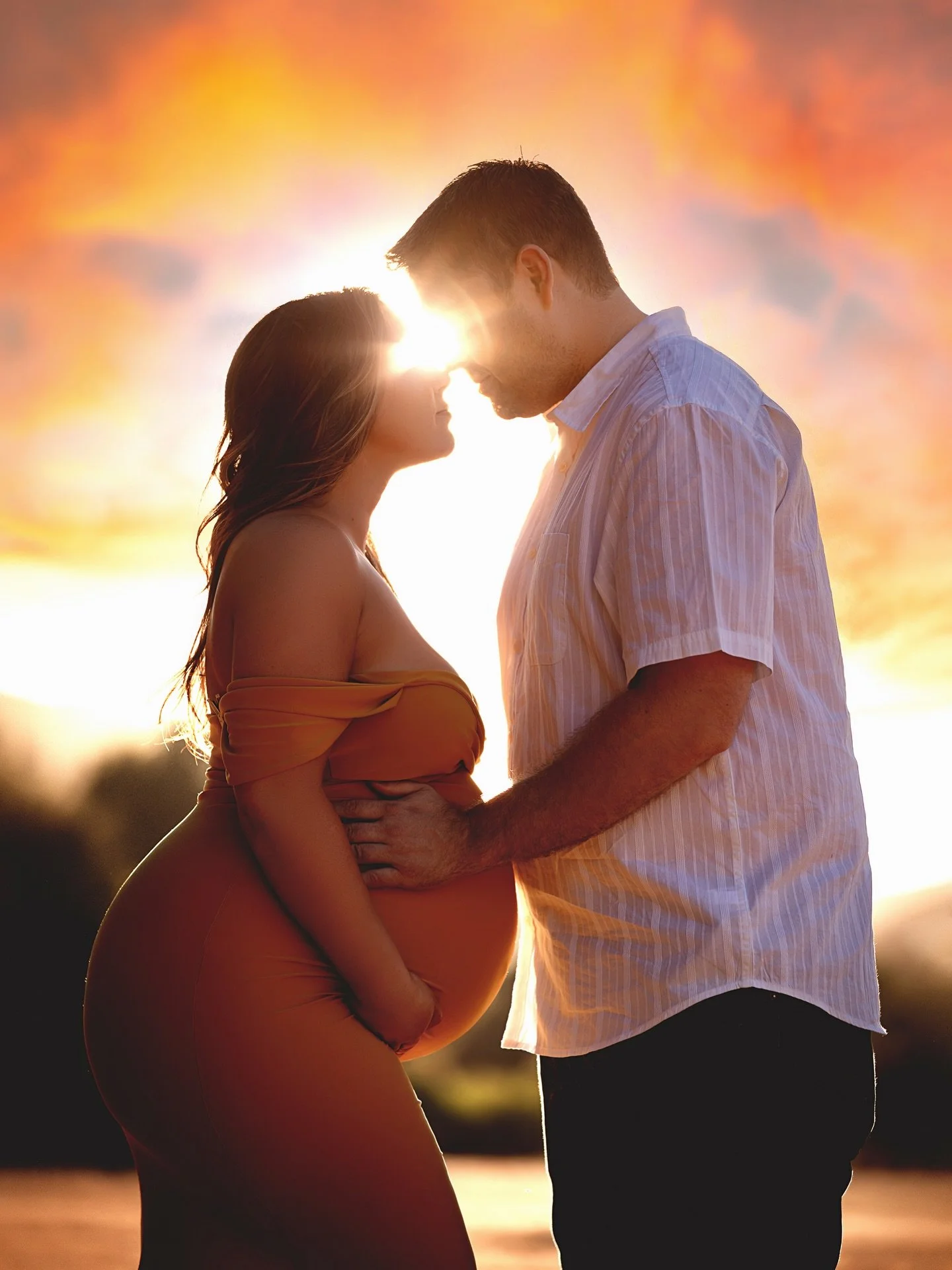 ✨ Golden light and a love that&rsquo;s already so full&hellip; Spring is coming and is the most beautiful time for maternity sessions, don&rsquo;t miss out! 

📸 Sessions spots are limited, so early booking in your second trimester is recommended. Th