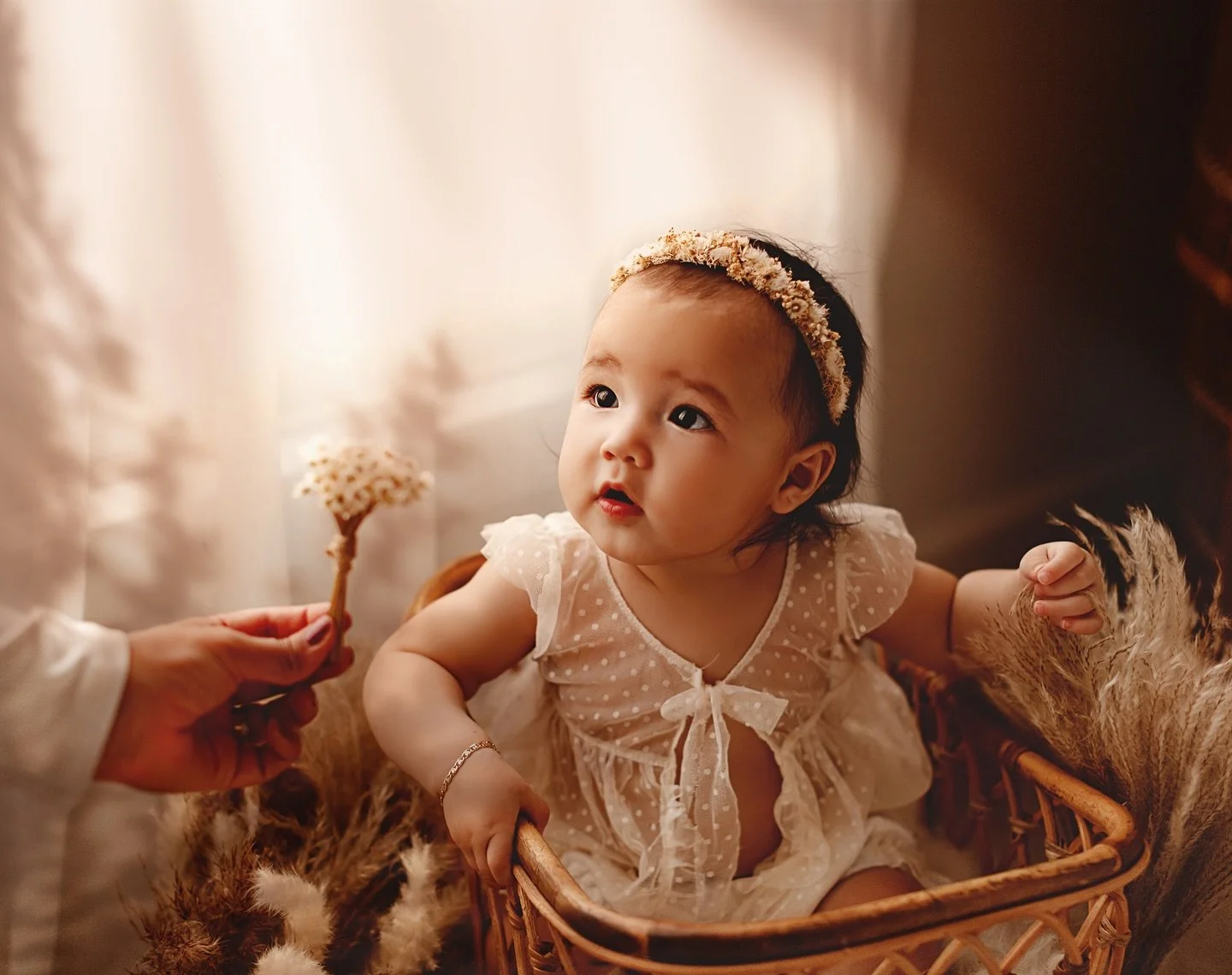 Only one person could make her smile like that&hellip;
Any guesses? 😉🌸

These are the moments milestone sessions are made for&hellip; pure joy, connection, and personality shining through.

Booking 4-12 month milestone sessions for baby + family.

