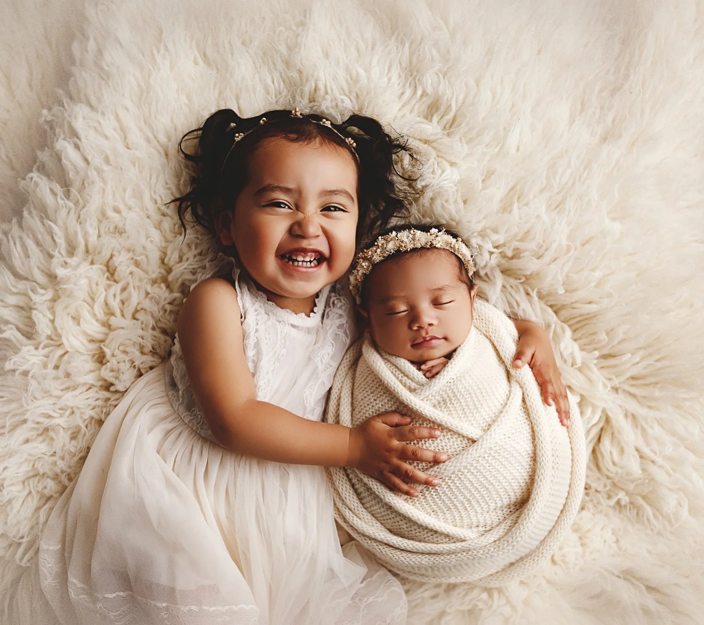 🥹 Promoted to big sister and she couldn&rsquo;t be more proud!

✨ This season passes so quickly&hellip; Newborn sessions are best when baby is around two weeks old. Booking early&hellip; during your second trimester&hellip; helps make sure these mom