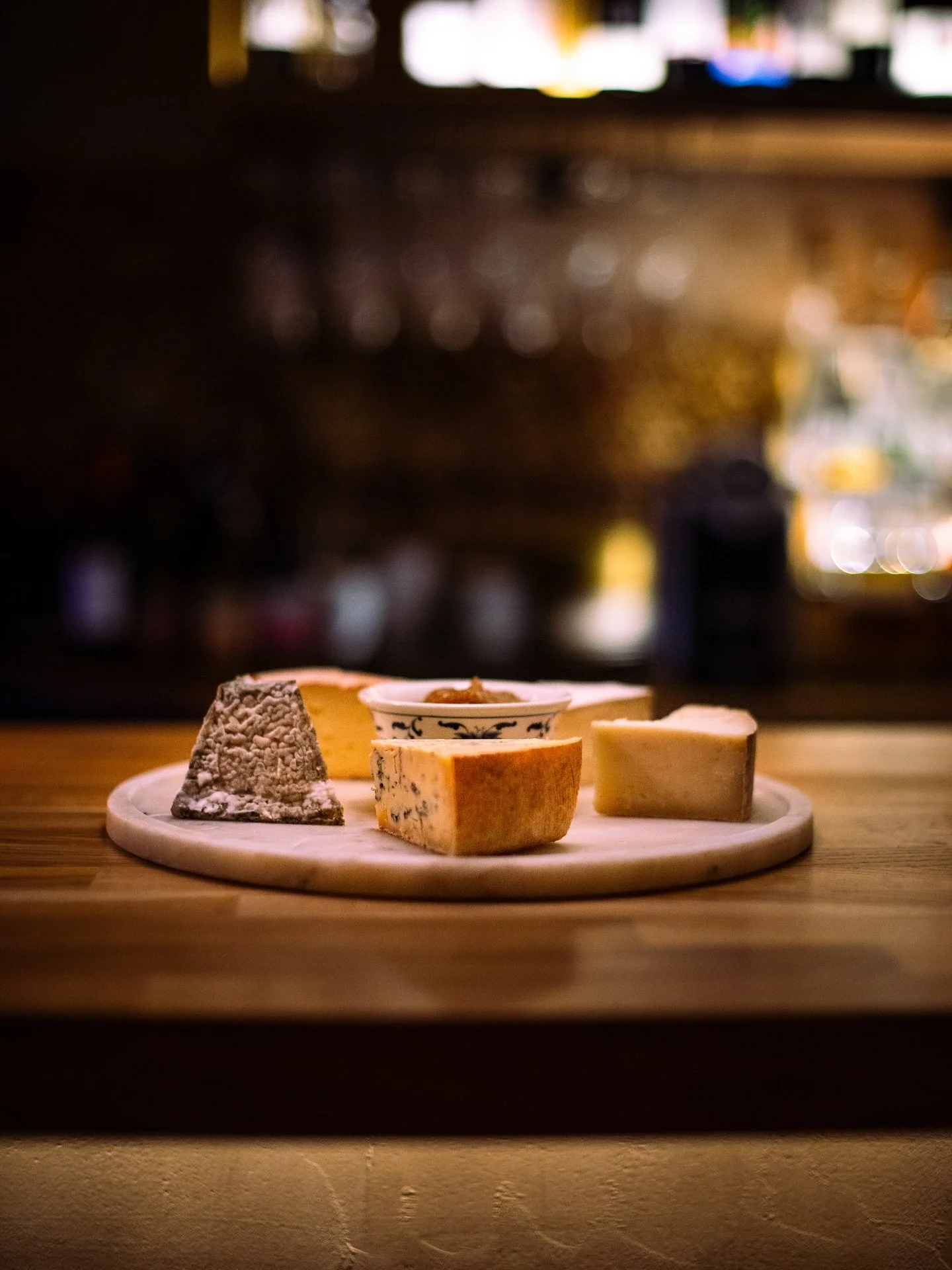 Tis the season&hellip; mulled wine on the menu now to warm the cockles for &pound;6 a mug and British cheese supplied by @nealsyarddairy is aplenty. No better way to start / end the meal in chilly November. #rogues

Capturing the cozy: @alishaedge_ ?