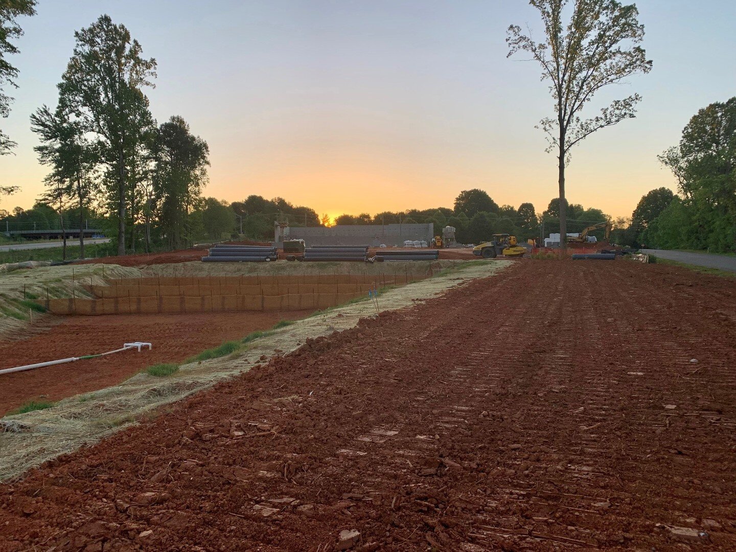 Block is going up at the @tractorsupply in Clemmons, North Carolina this morning
.
.
#wrnewman #generalcontractors #clemmons #northcarolina #civilworks #constructionmanagement #contractor