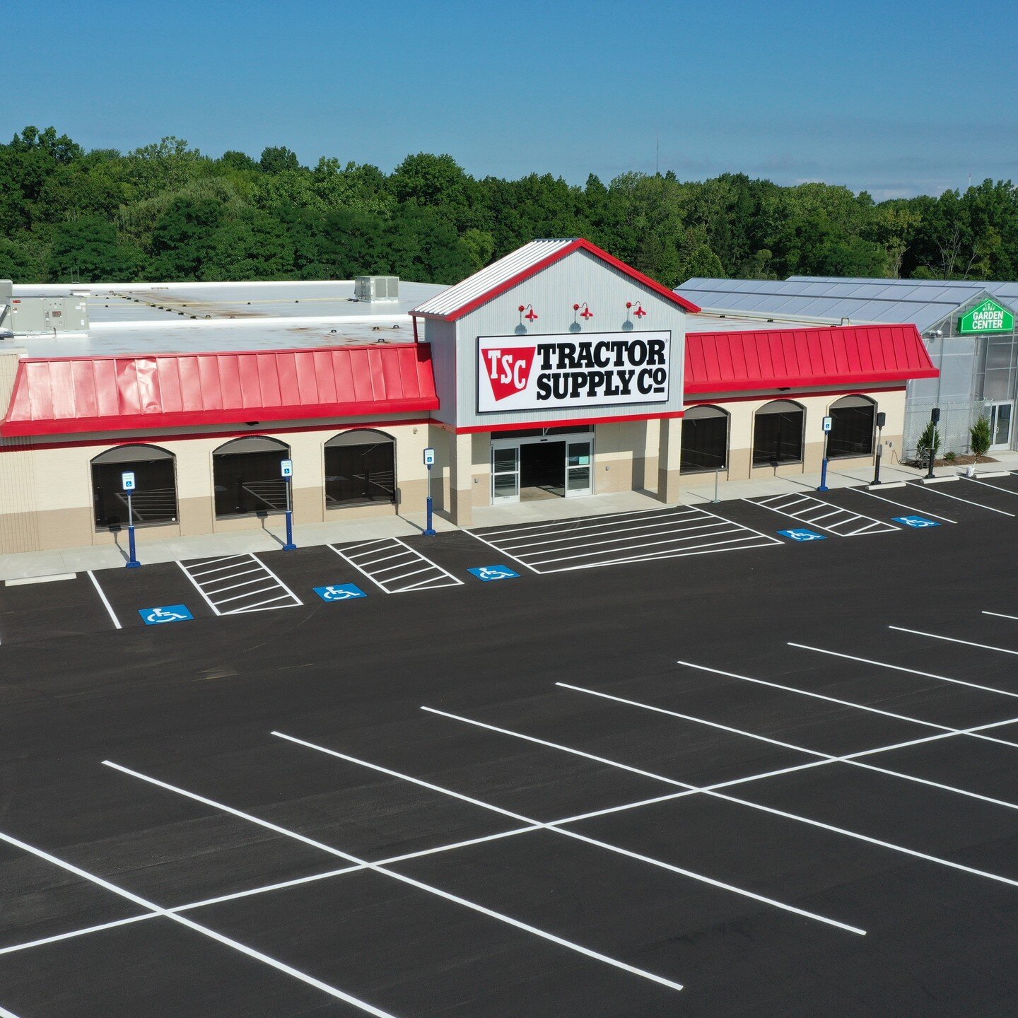 The Tractor Supply Retrofit in Broadview Heights Ohio is now complete 
.
.
#wrnewman #generalcontractors #tractorsupply #constructionmanagement #jobcomplete