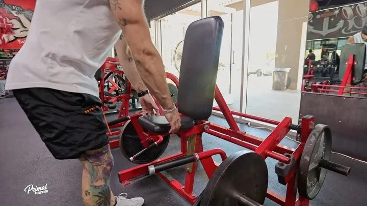 Whether you are new to the gym and working to learn the hinge pattern or a veteran simply looking to shake up your routine, performing RDLs on the shrug machine can be a great addition to your program. 

✔️ Guided movement pattern = lower stability d