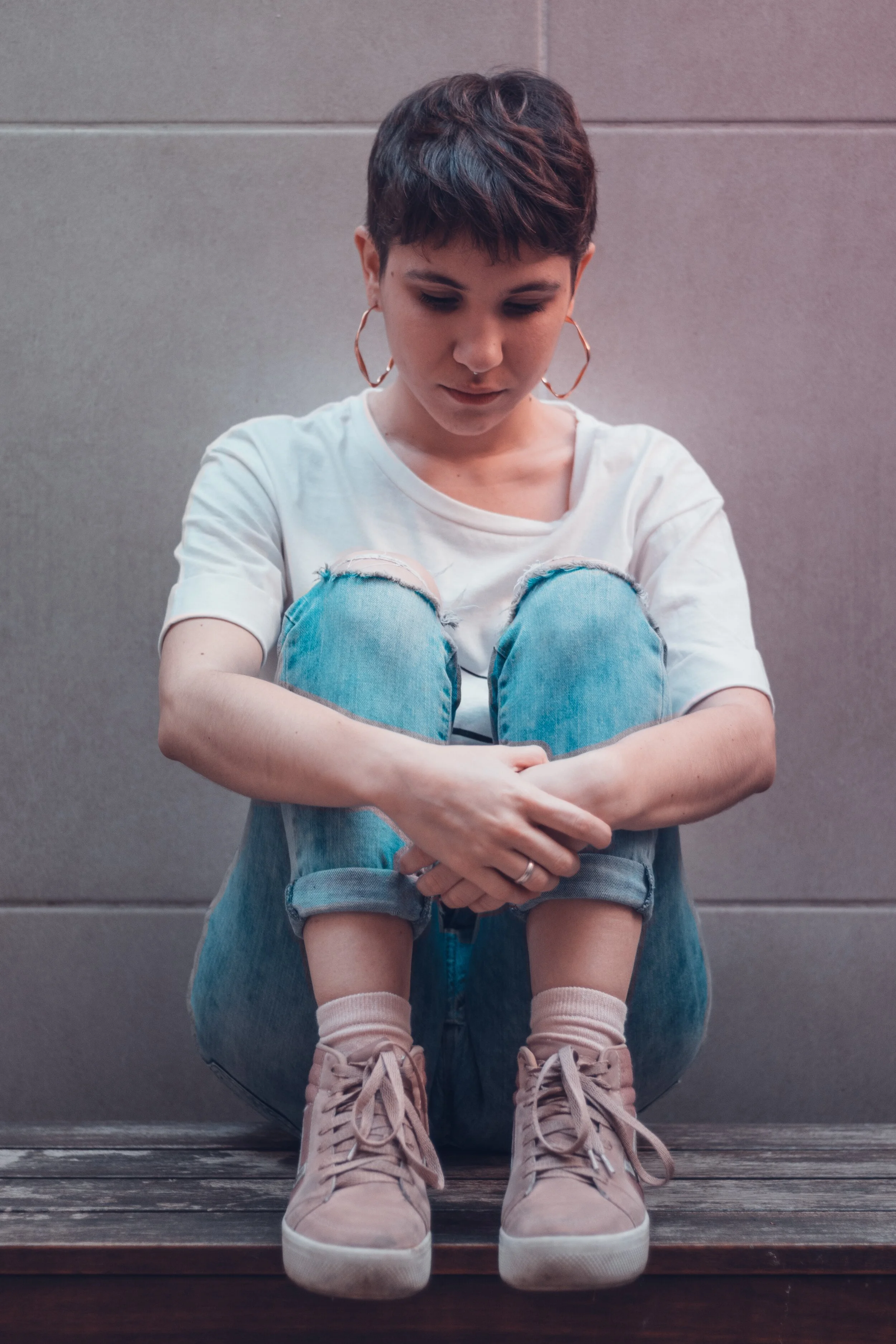 woman-sitting-on-the-bench-3270980.jpg