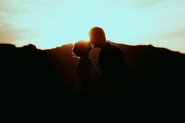 Sunset baby ✨
.
.
.
.
.
.
 #weddingphotographer #bridetobe2020 #bridetobe #lovesession #sunsetlovers #marseille #empara #junebugwedding #becreative #lightisall #chasinglight #weddingphotogpraphermarseille #visitnice #photographemariagemarseille #keep